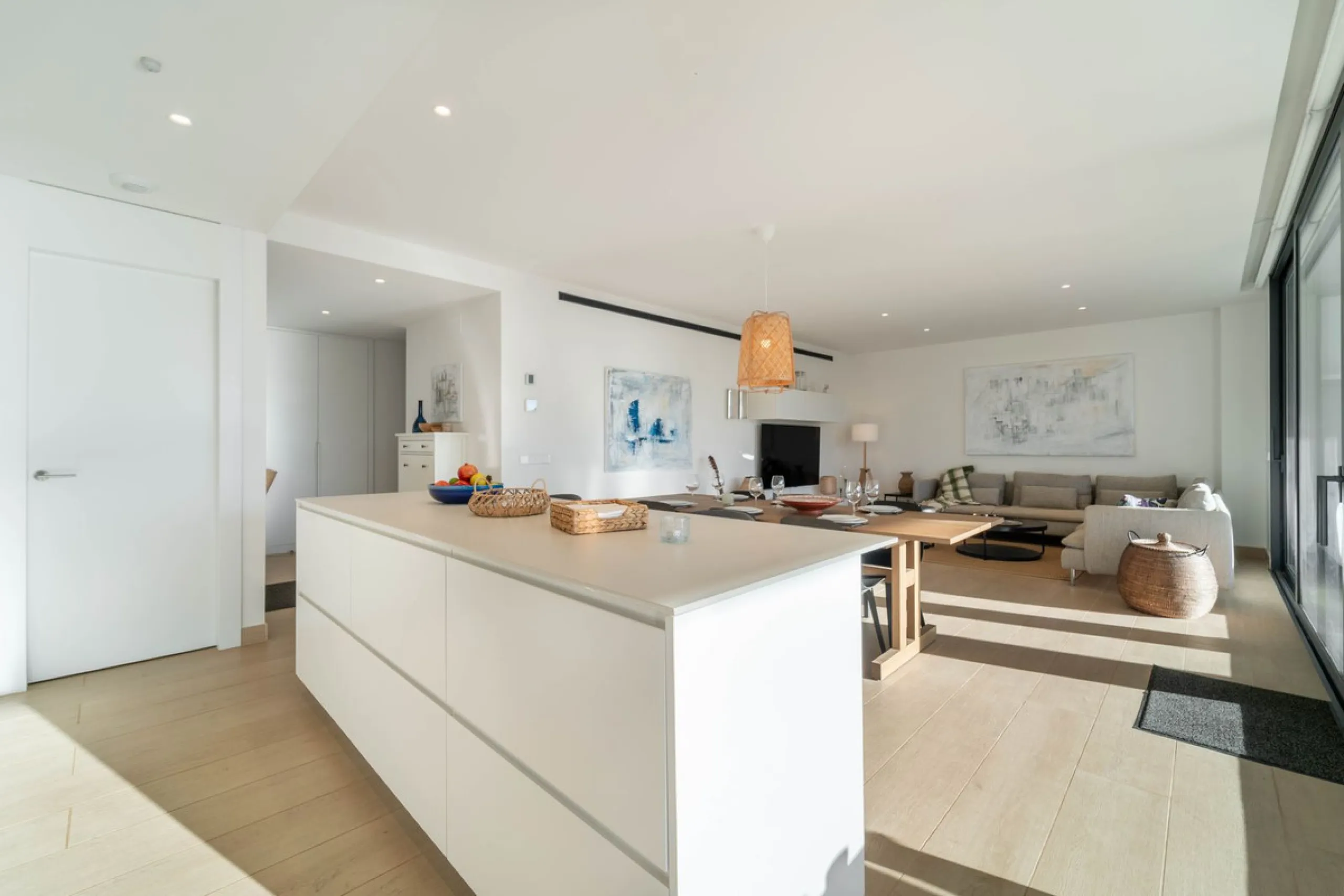 Step into a new standard of modern living in Higuerón, where design, technology and Mediterranean comfort come together in a beautifully finished apartment that feels both refined and effortlessly welcoming. Recently completed and ready to move into, this