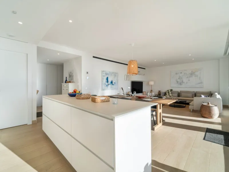 Step into a new standard of modern living in Higuerón, where design, technology and Mediterranean comfort come together in a beautifully finished apartment that feels both refined and effortlessly welcoming. Recently completed and ready to move into, this