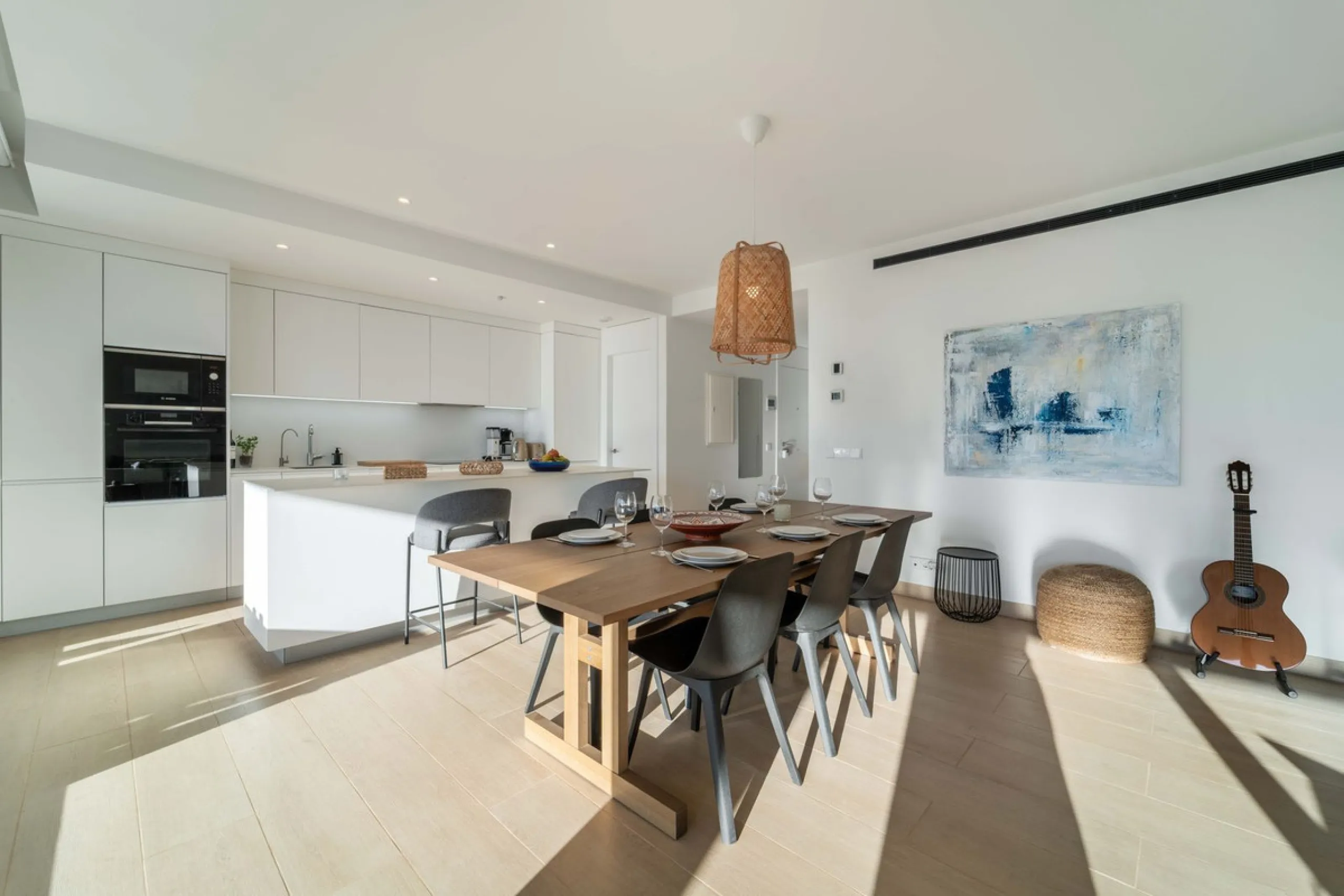 Step into a new standard of modern living in Higuerón, where design, technology and Mediterranean comfort come together in a beautifully finished apartment that feels both refined and effortlessly welcoming. Recently completed and ready to move into, this