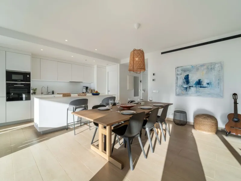 Step into a new standard of modern living in Higuerón, where design, technology and Mediterranean comfort come together in a beautifully finished apartment that feels both refined and effortlessly welcoming. Recently completed and ready to move into, this