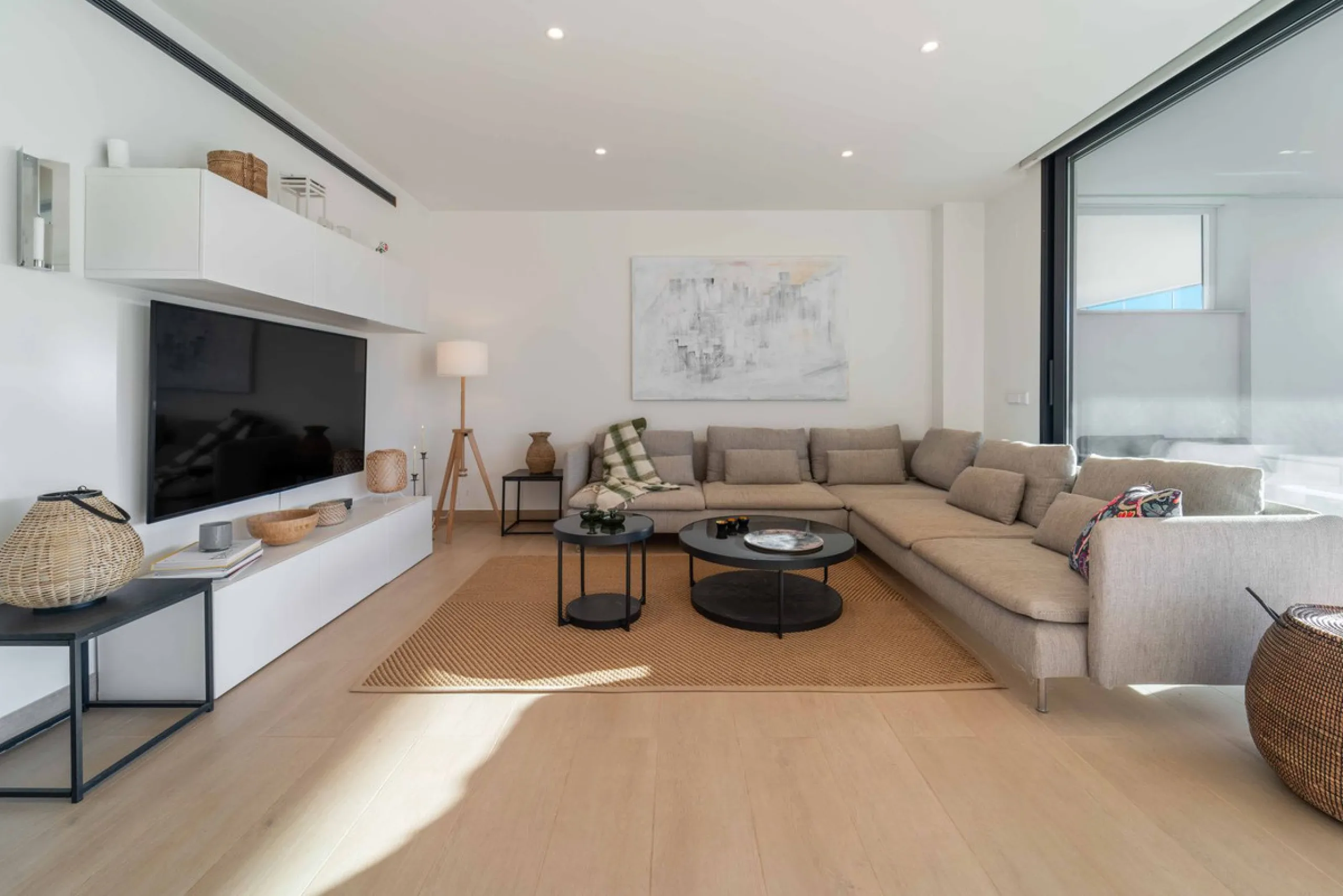 Step into a new standard of modern living in Higuerón, where design, technology and Mediterranean comfort come together in a beautifully finished apartment that feels both refined and effortlessly welcoming. Recently completed and ready to move into, this