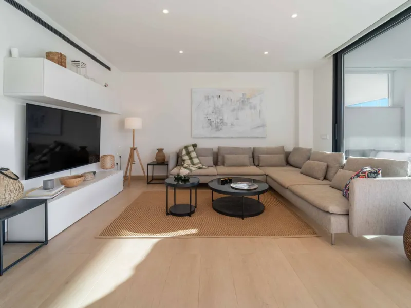 Step into a new standard of modern living in Higuerón, where design, technology and Mediterranean comfort come together in a beautifully finished apartment that feels both refined and effortlessly welcoming. Recently completed and ready to move into, this