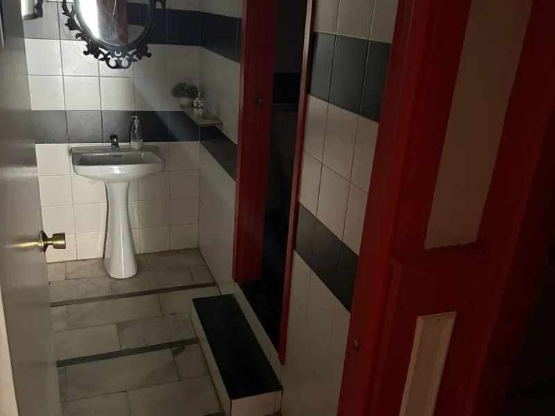 In the heart of Torremolinos, a unique opportunity awaits entrepreneurs: a hospitality venue ready to open! This beautiful establishment previously operated under the name "De Frietsalon" and is fully equipped for fast-casual food: professional ventilatio