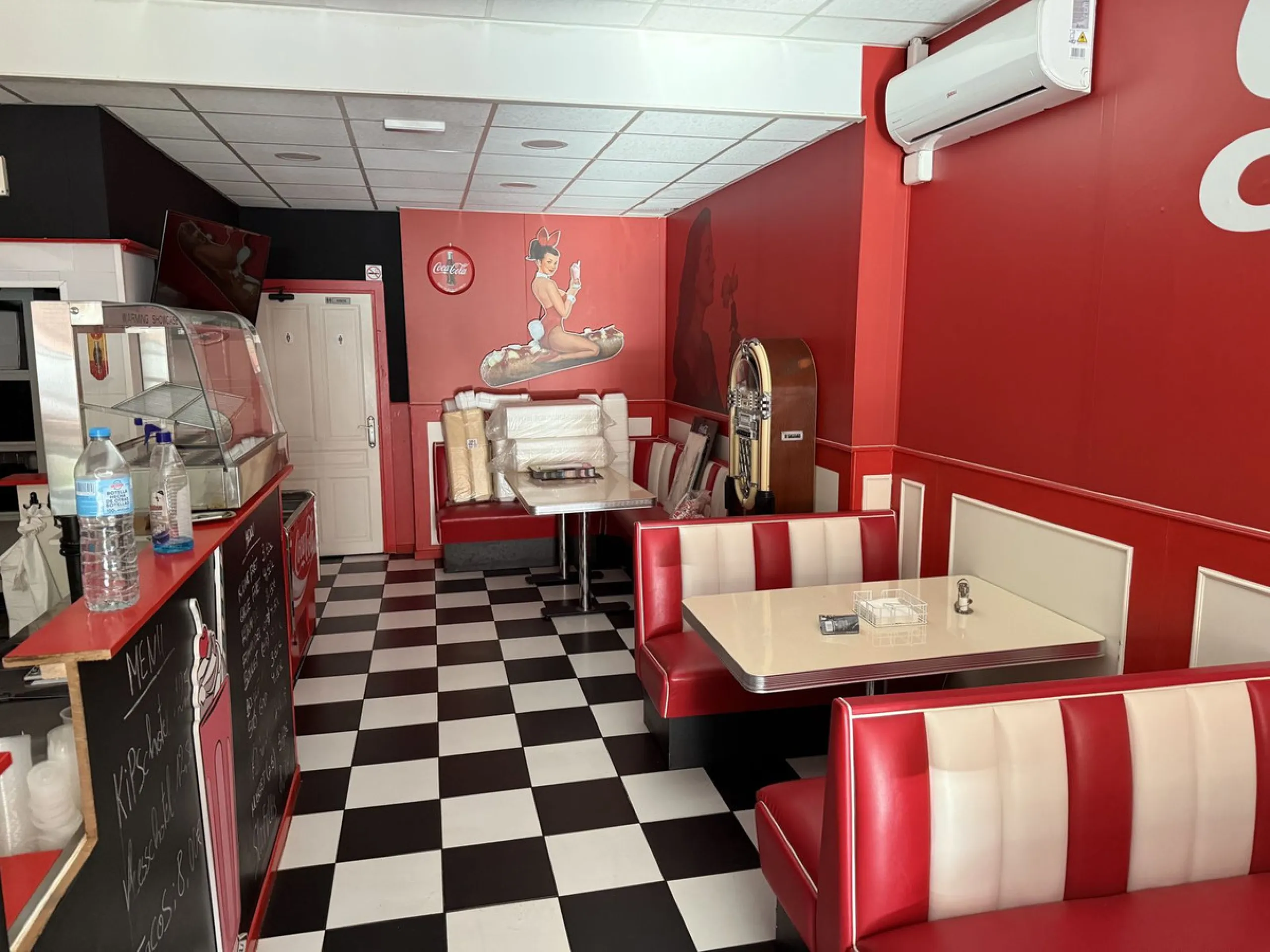 In the heart of Torremolinos, a unique opportunity awaits entrepreneurs: a hospitality venue ready to open! This beautiful establishment previously operated under the name "De Frietsalon" and is fully equipped for fast-casual food: professional ventilatio