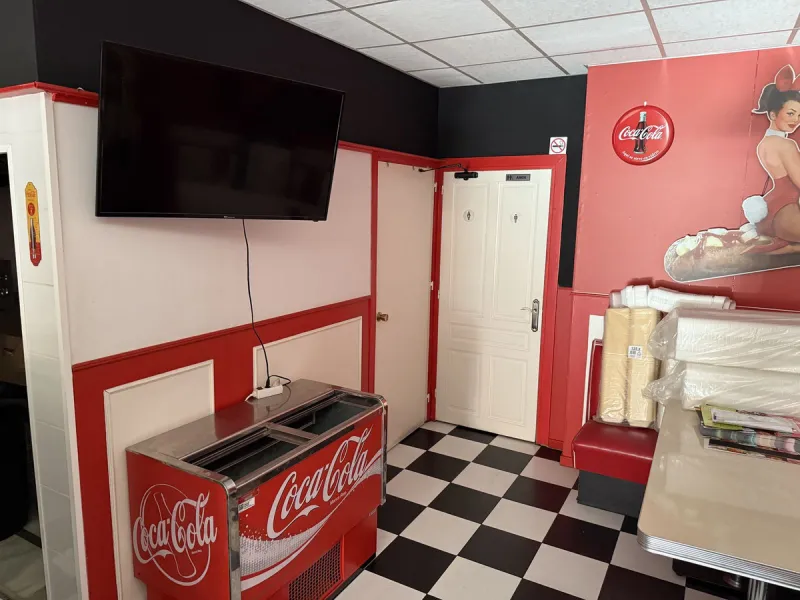 In the heart of Torremolinos, a unique opportunity awaits entrepreneurs: a hospitality venue ready to open! This beautiful establishment previously operated under the name "De Frietsalon" and is fully equipped for fast-casual food: professional ventilatio