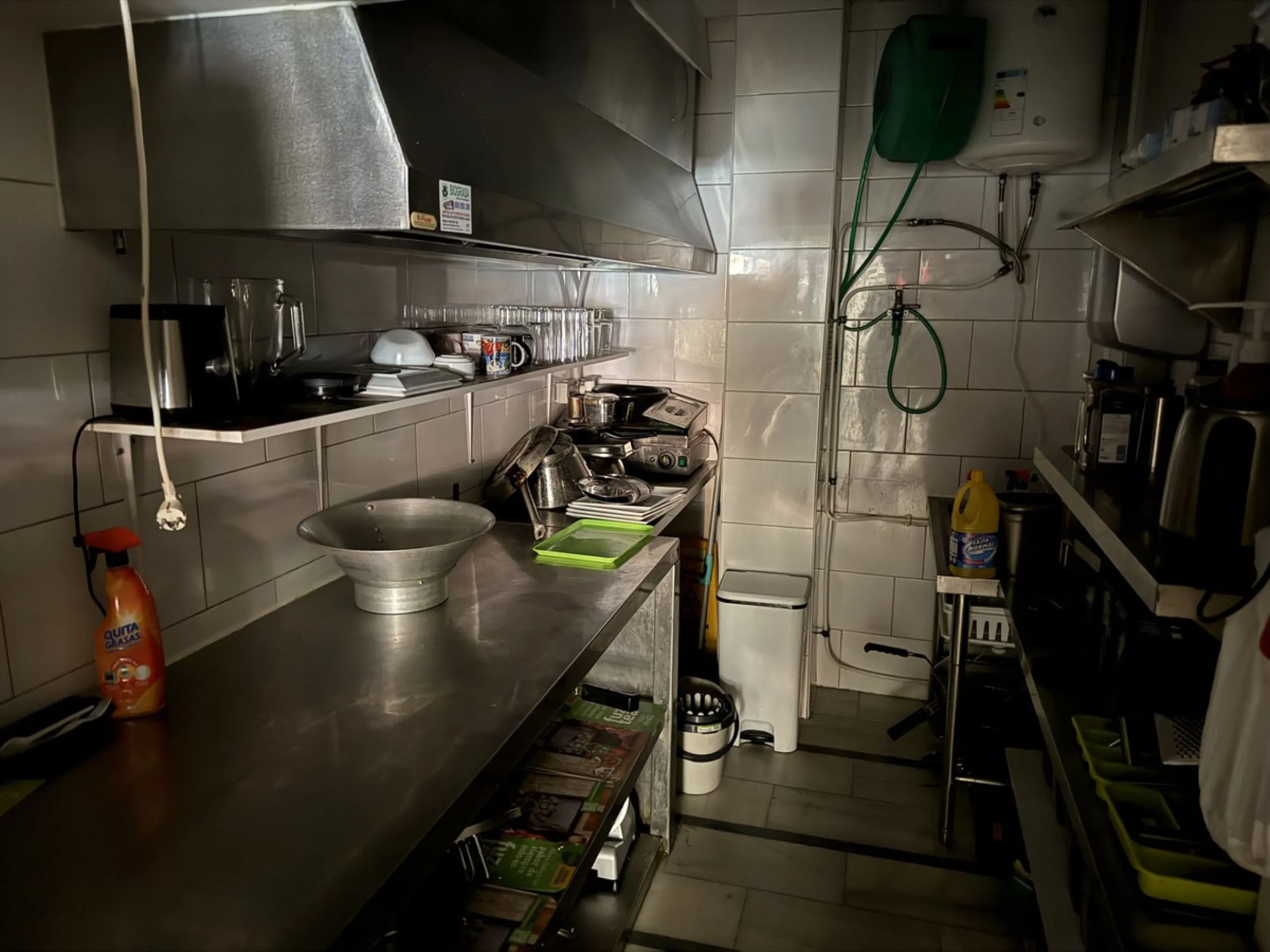 In the heart of Torremolinos, a unique opportunity awaits entrepreneurs: a hospitality venue ready to open! This beautiful establishment previously operated under the name "De Frietsalon" and is fully equipped for fast-casual food: professional ventilatio