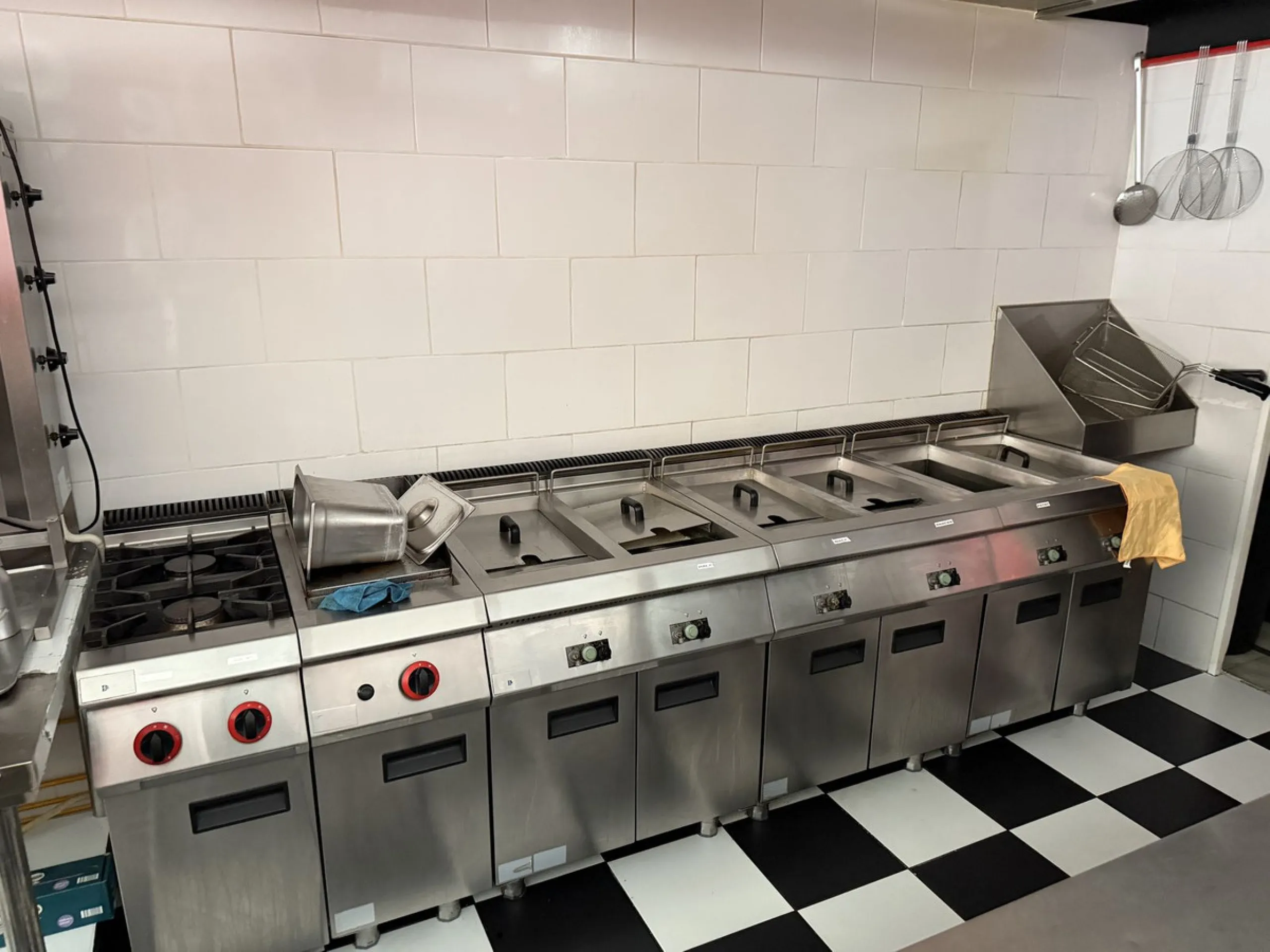In the heart of Torremolinos, a unique opportunity awaits entrepreneurs: a hospitality venue ready to open! This beautiful establishment previously operated under the name "De Frietsalon" and is fully equipped for fast-casual food: professional ventilatio