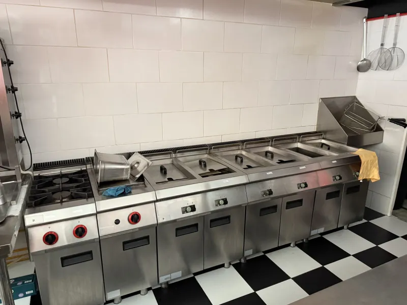 In the heart of Torremolinos, a unique opportunity awaits entrepreneurs: a hospitality venue ready to open! This beautiful establishment previously operated under the name "De Frietsalon" and is fully equipped for fast-casual food: professional ventilatio