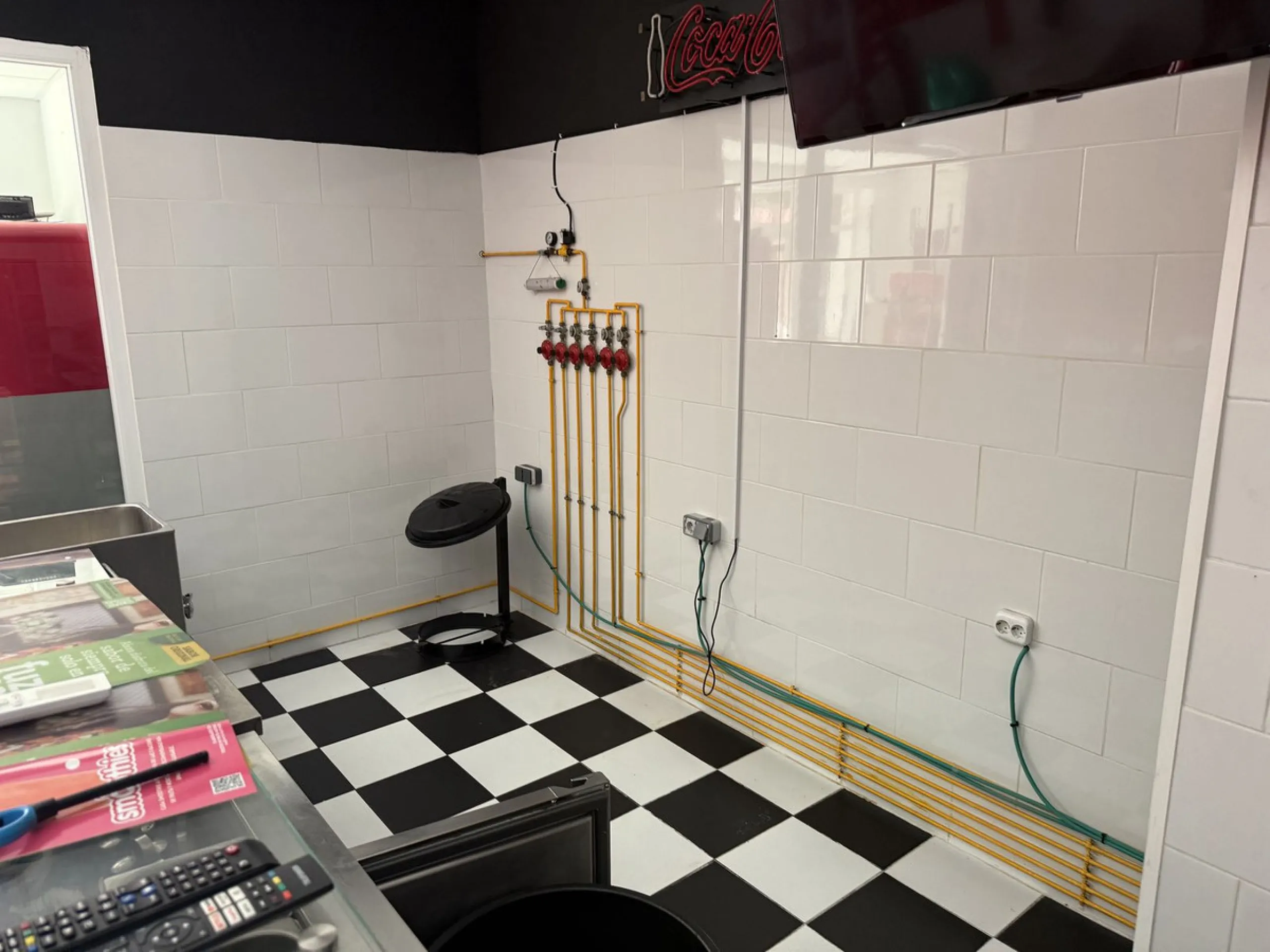 In the heart of Torremolinos, a unique opportunity awaits entrepreneurs: a hospitality venue ready to open! This beautiful establishment previously operated under the name "De Frietsalon" and is fully equipped for fast-casual food: professional ventilatio