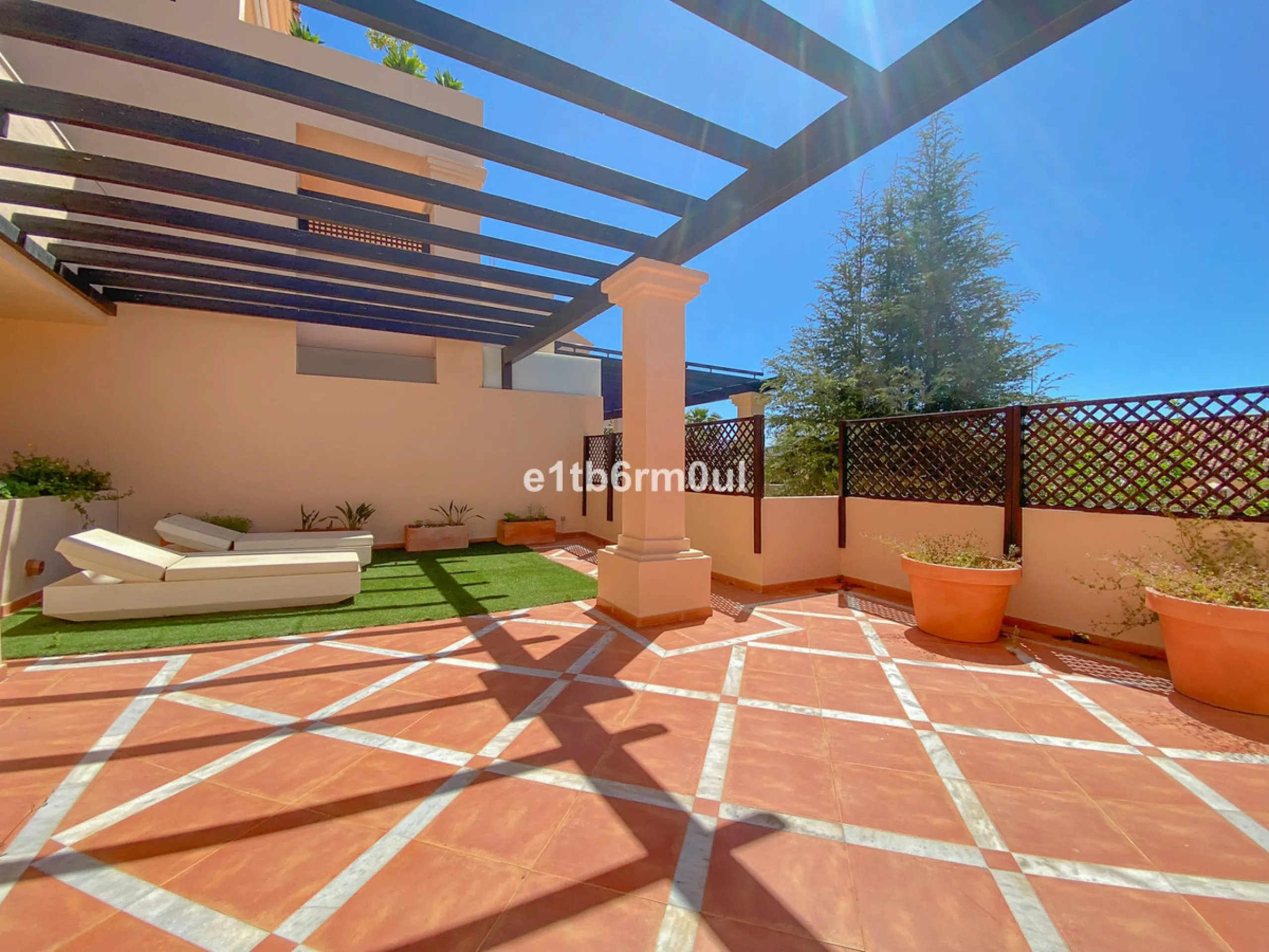 Fully secure gated community offering 24hr security, three outdoor pools, a gym, tennis court, and an indoor swimming pool. Surrounded by golf course in the Golf Valley of Nueva Andalucia this is a perfect apartment for a golf lover. The accommodation con