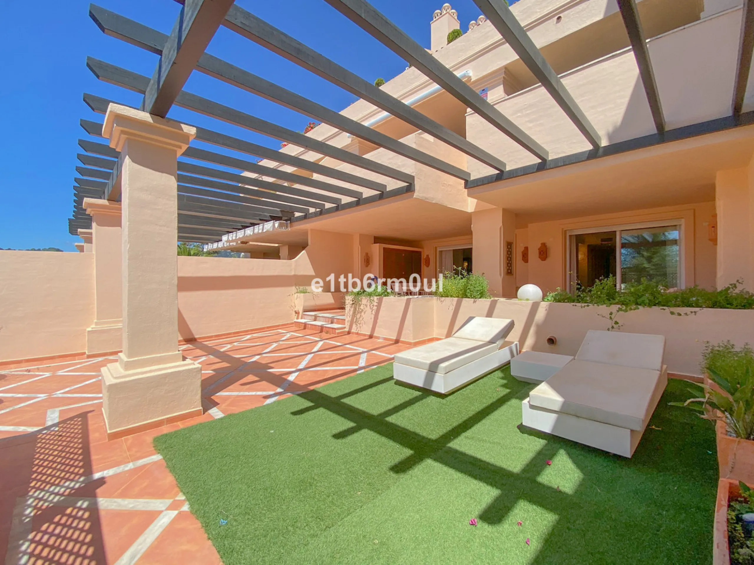 Fully secure gated community offering 24hr security, three outdoor pools, a gym, tennis court, and an indoor swimming pool. Surrounded by golf course in the Golf Valley of Nueva Andalucia this is a perfect apartment for a golf lover. The accommodation con