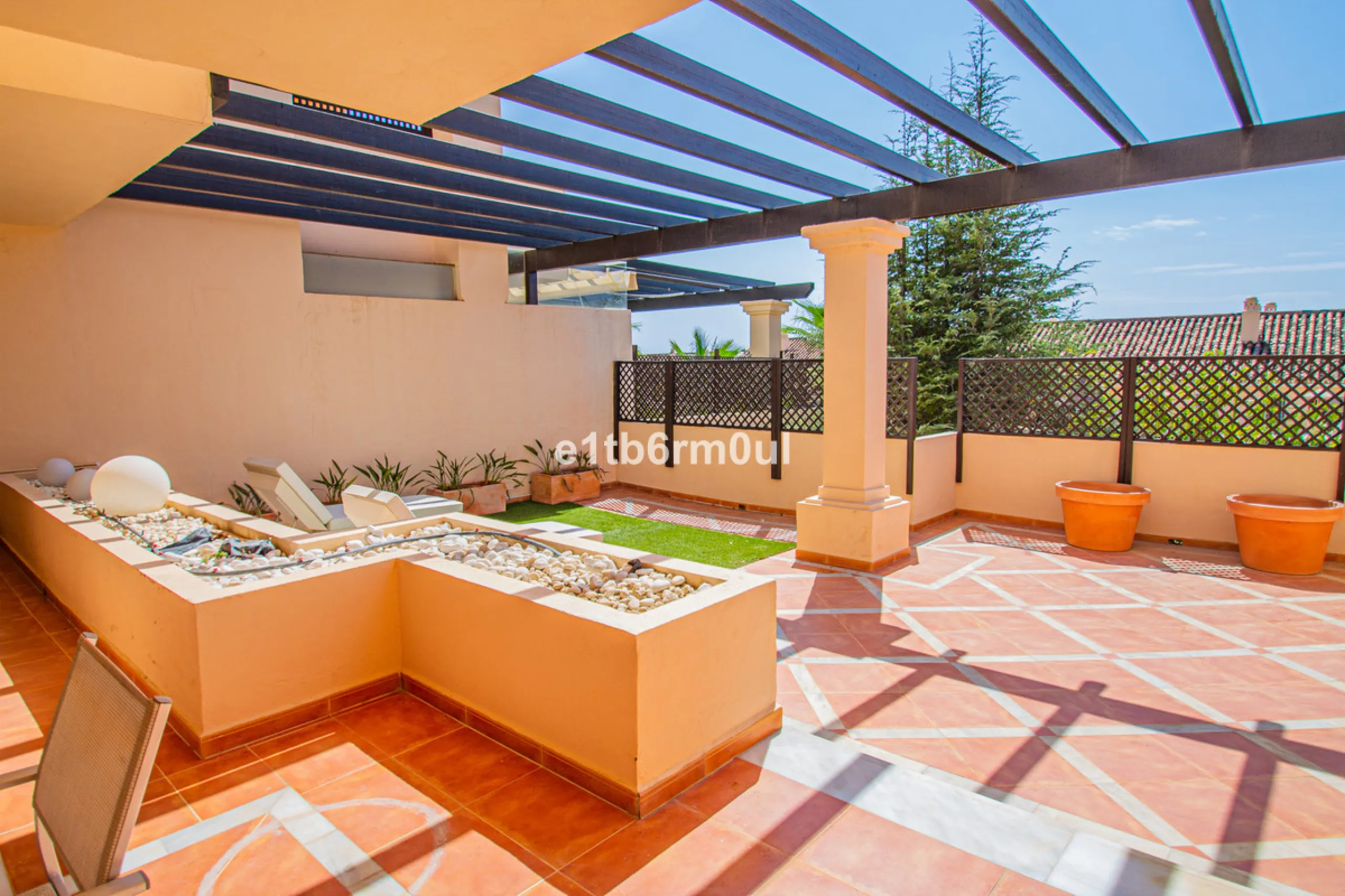 Fully secure gated community offering 24hr security, three outdoor pools, a gym, tennis court, and an indoor swimming pool. Surrounded by golf course in the Golf Valley of Nueva Andalucia this is a perfect apartment for a golf lover. The accommodation con