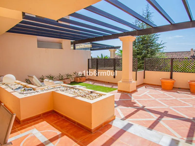 Fully secure gated community offering 24hr security, three outdoor pools, a gym, tennis court, and an indoor swimming pool. Surrounded by golf course in the Golf Valley of Nueva Andalucia this is a perfect apartment for a golf lover. The accommodation con