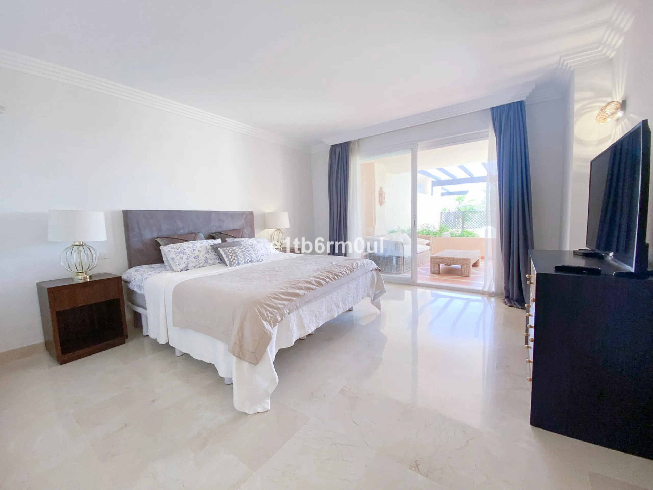 Fully secure gated community offering 24hr security, three outdoor pools, a gym, tennis court, and an indoor swimming pool. Surrounded by golf course in the Golf Valley of Nueva Andalucia this is a perfect apartment for a golf lover. The accommodation con