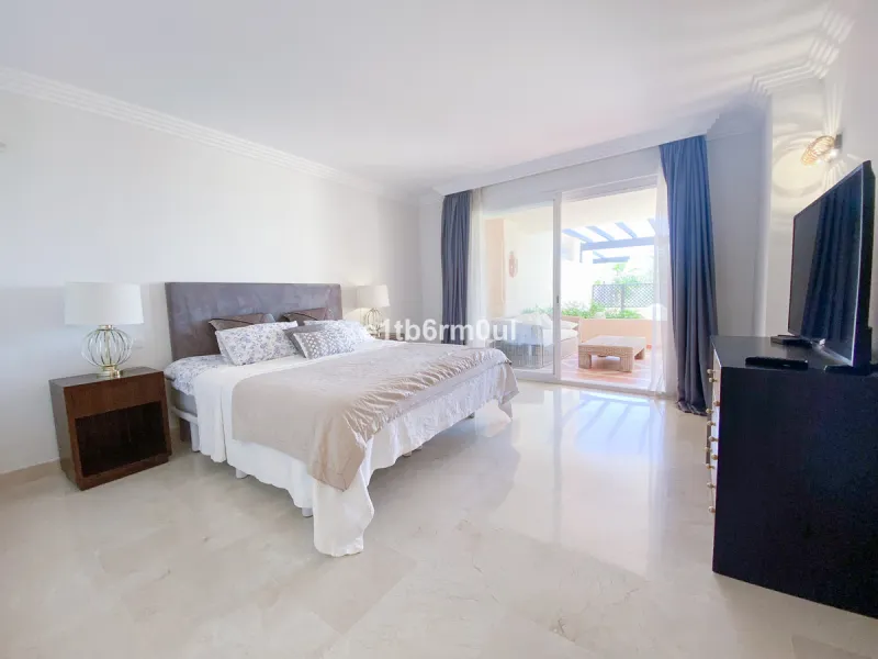 Fully secure gated community offering 24hr security, three outdoor pools, a gym, tennis court, and an indoor swimming pool. Surrounded by golf course in the Golf Valley of Nueva Andalucia this is a perfect apartment for a golf lover. The accommodation con