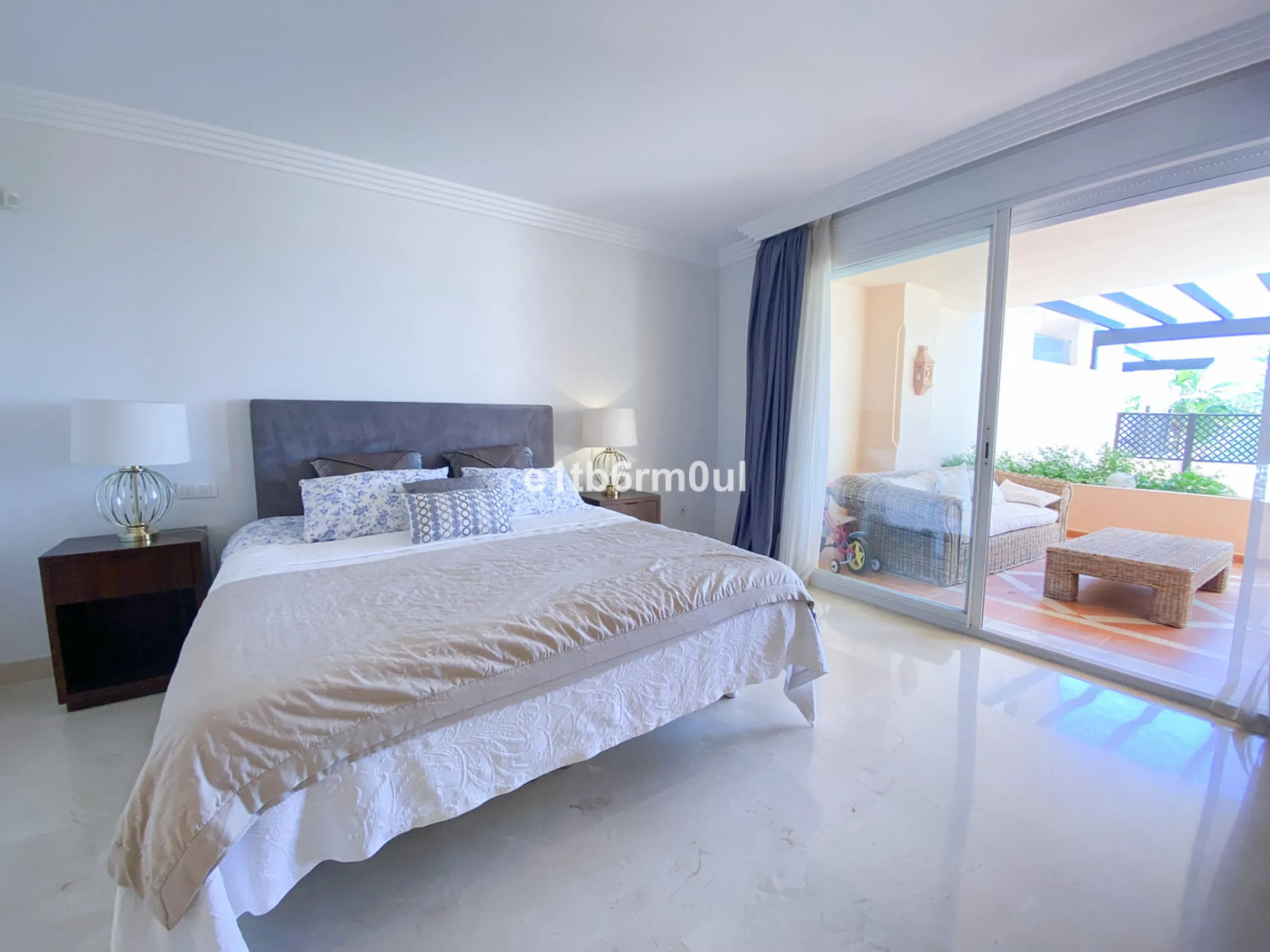 Fully secure gated community offering 24hr security, three outdoor pools, a gym, tennis court, and an indoor swimming pool. Surrounded by golf course in the Golf Valley of Nueva Andalucia this is a perfect apartment for a golf lover. The accommodation con