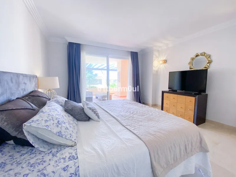 Fully secure gated community offering 24hr security, three outdoor pools, a gym, tennis court, and an indoor swimming pool. Surrounded by golf course in the Golf Valley of Nueva Andalucia this is a perfect apartment for a golf lover. The accommodation con
