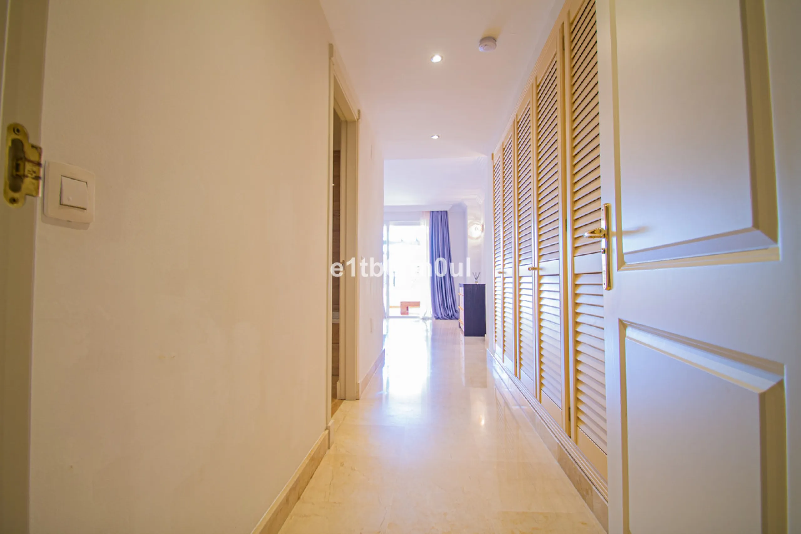 Fully secure gated community offering 24hr security, three outdoor pools, a gym, tennis court, and an indoor swimming pool. Surrounded by golf course in the Golf Valley of Nueva Andalucia this is a perfect apartment for a golf lover. The accommodation con