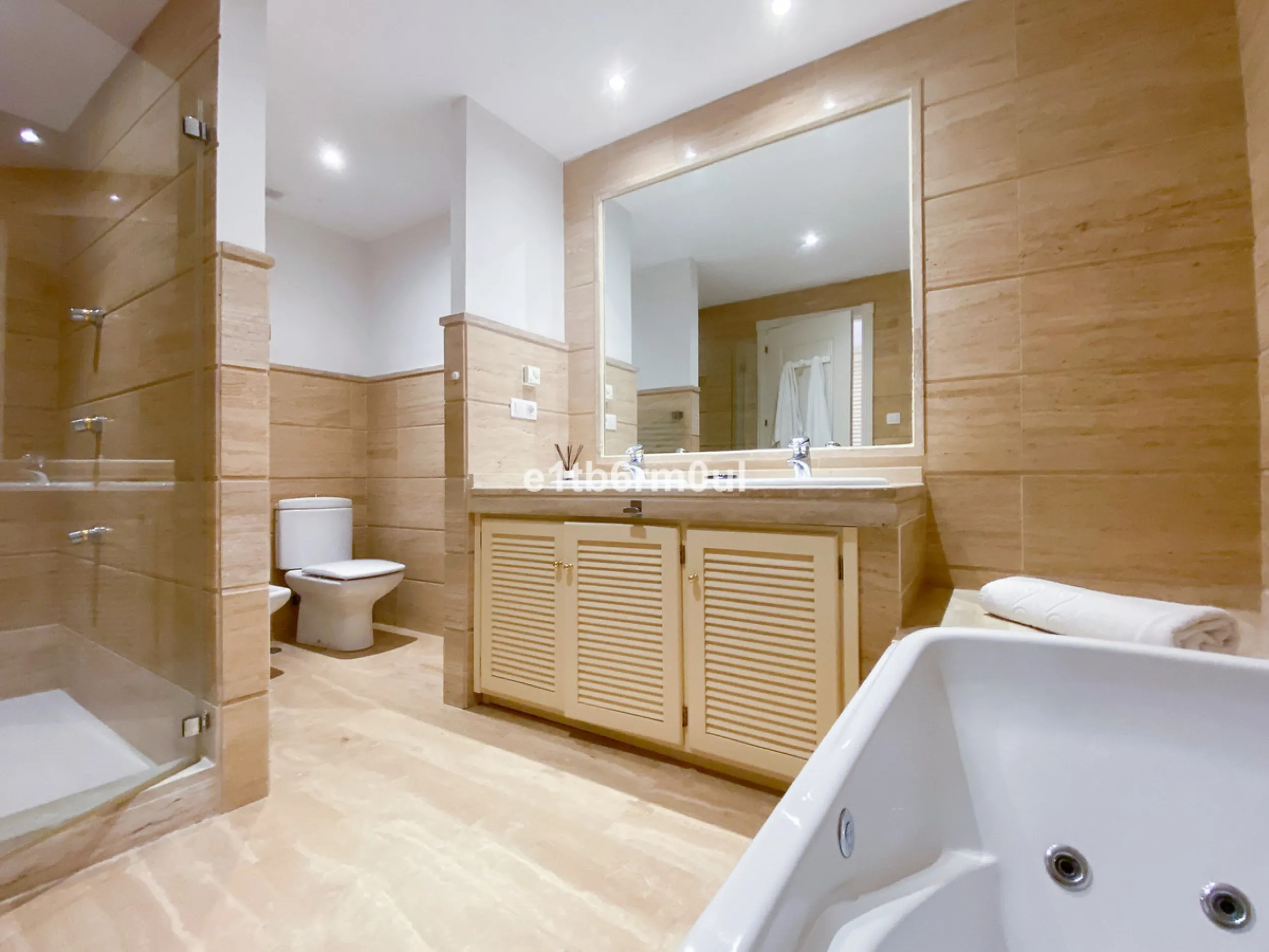 Fully secure gated community offering 24hr security, three outdoor pools, a gym, tennis court, and an indoor swimming pool. Surrounded by golf course in the Golf Valley of Nueva Andalucia this is a perfect apartment for a golf lover. The accommodation con