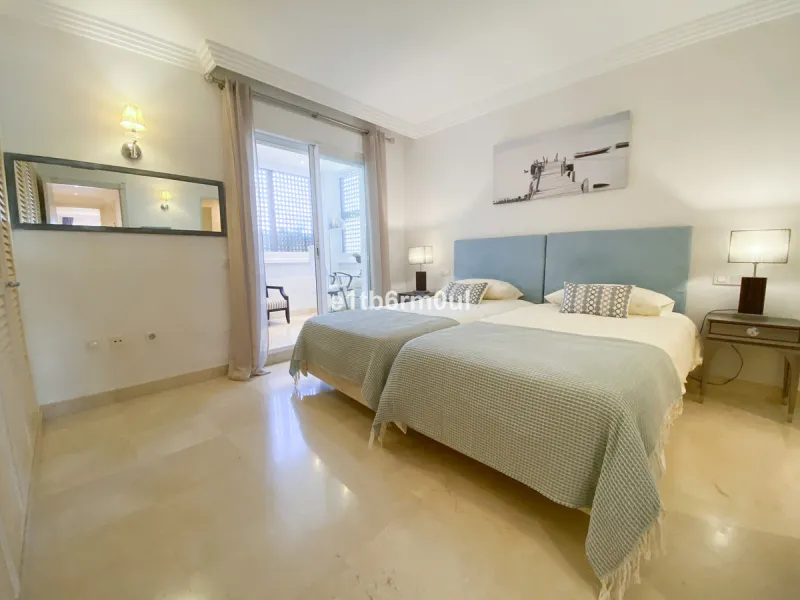 Fully secure gated community offering 24hr security, three outdoor pools, a gym, tennis court, and an indoor swimming pool. Surrounded by golf course in the Golf Valley of Nueva Andalucia this is a perfect apartment for a golf lover. The accommodation con