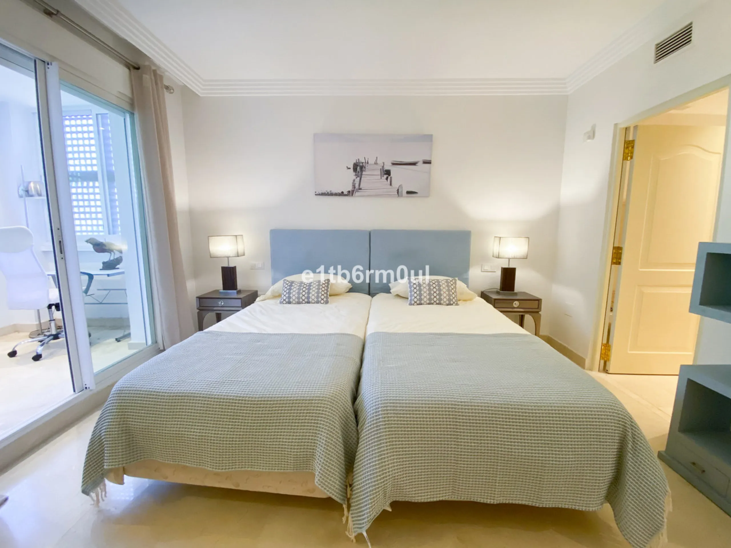 Fully secure gated community offering 24hr security, three outdoor pools, a gym, tennis court, and an indoor swimming pool. Surrounded by golf course in the Golf Valley of Nueva Andalucia this is a perfect apartment for a golf lover. The accommodation con