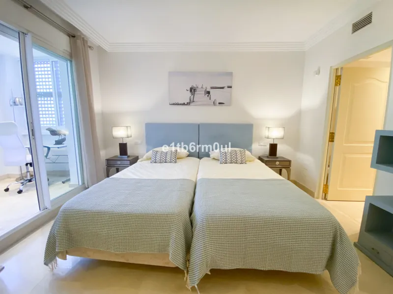 Fully secure gated community offering 24hr security, three outdoor pools, a gym, tennis court, and an indoor swimming pool. Surrounded by golf course in the Golf Valley of Nueva Andalucia this is a perfect apartment for a golf lover. The accommodation con