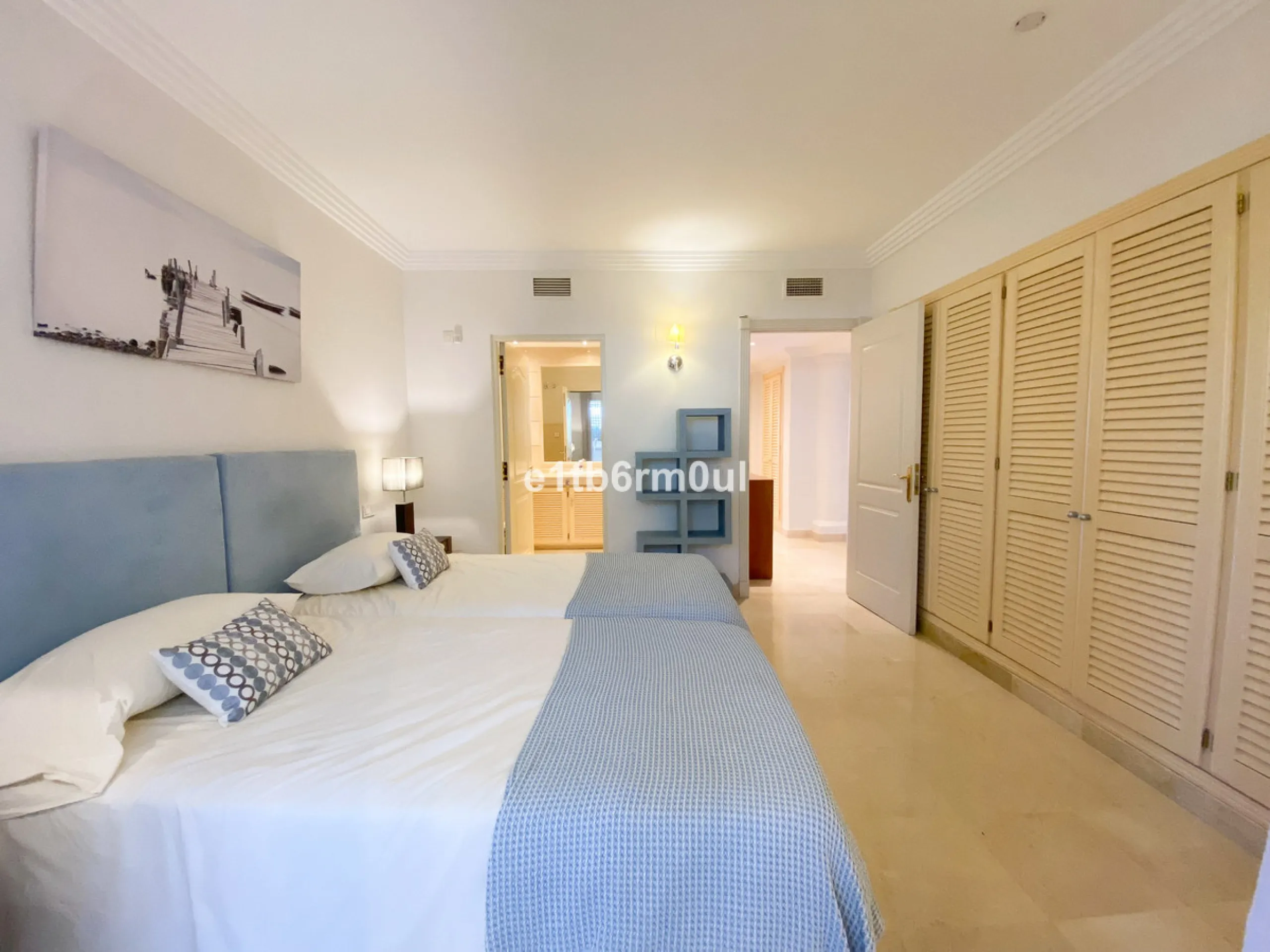 Fully secure gated community offering 24hr security, three outdoor pools, a gym, tennis court, and an indoor swimming pool. Surrounded by golf course in the Golf Valley of Nueva Andalucia this is a perfect apartment for a golf lover. The accommodation con