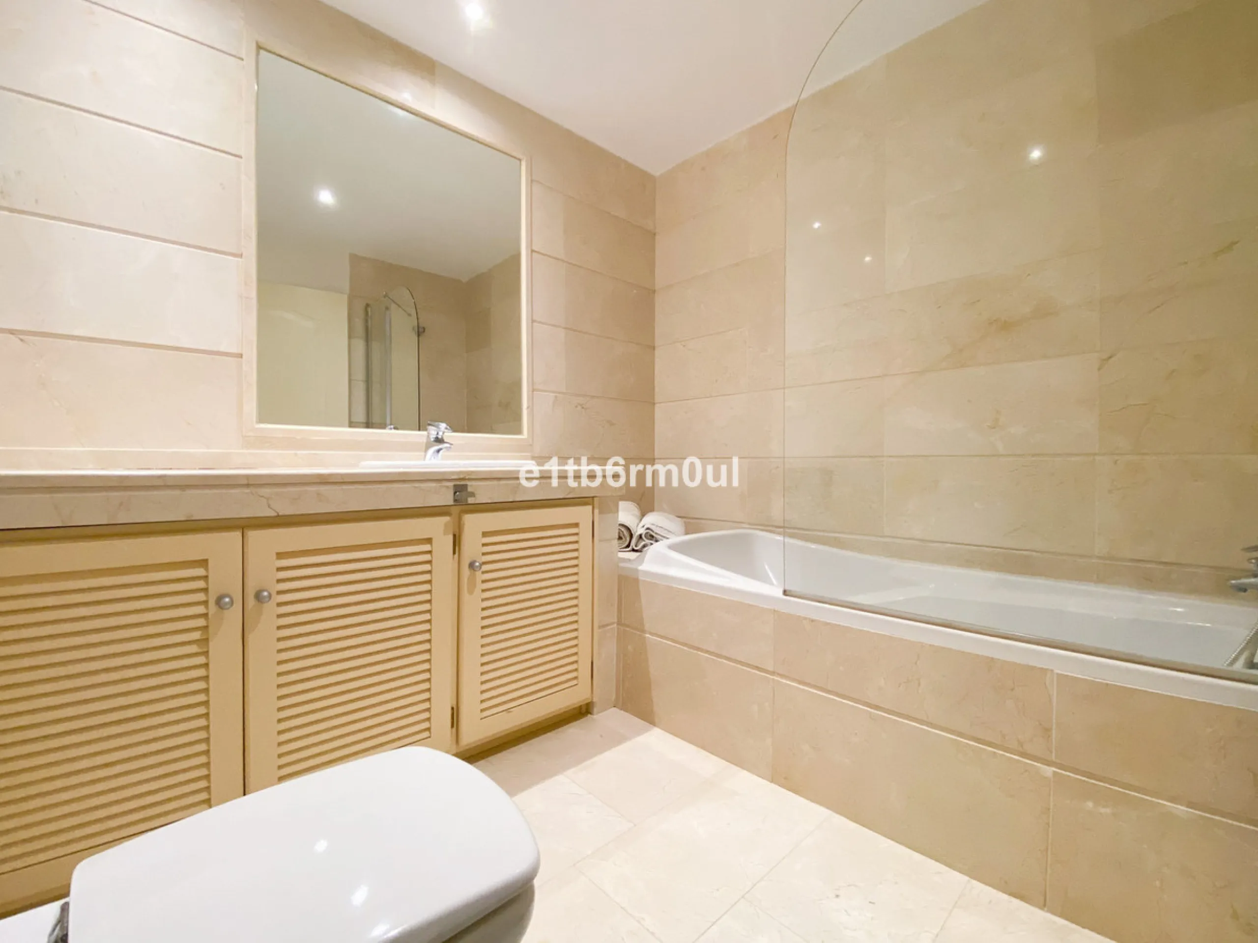 Fully secure gated community offering 24hr security, three outdoor pools, a gym, tennis court, and an indoor swimming pool. Surrounded by golf course in the Golf Valley of Nueva Andalucia this is a perfect apartment for a golf lover. The accommodation con