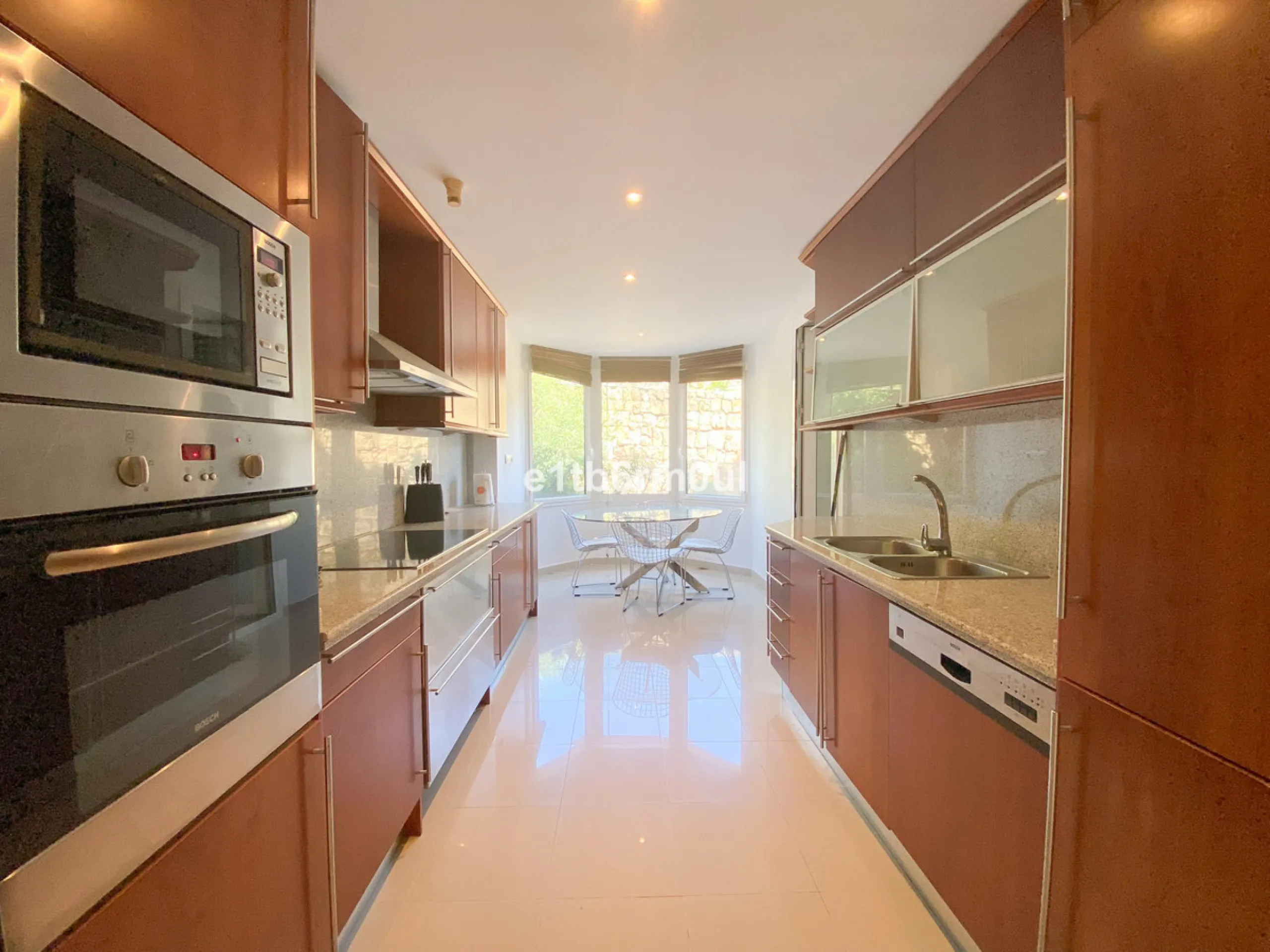 Fully secure gated community offering 24hr security, three outdoor pools, a gym, tennis court, and an indoor swimming pool. Surrounded by golf course in the Golf Valley of Nueva Andalucia this is a perfect apartment for a golf lover. The accommodation con