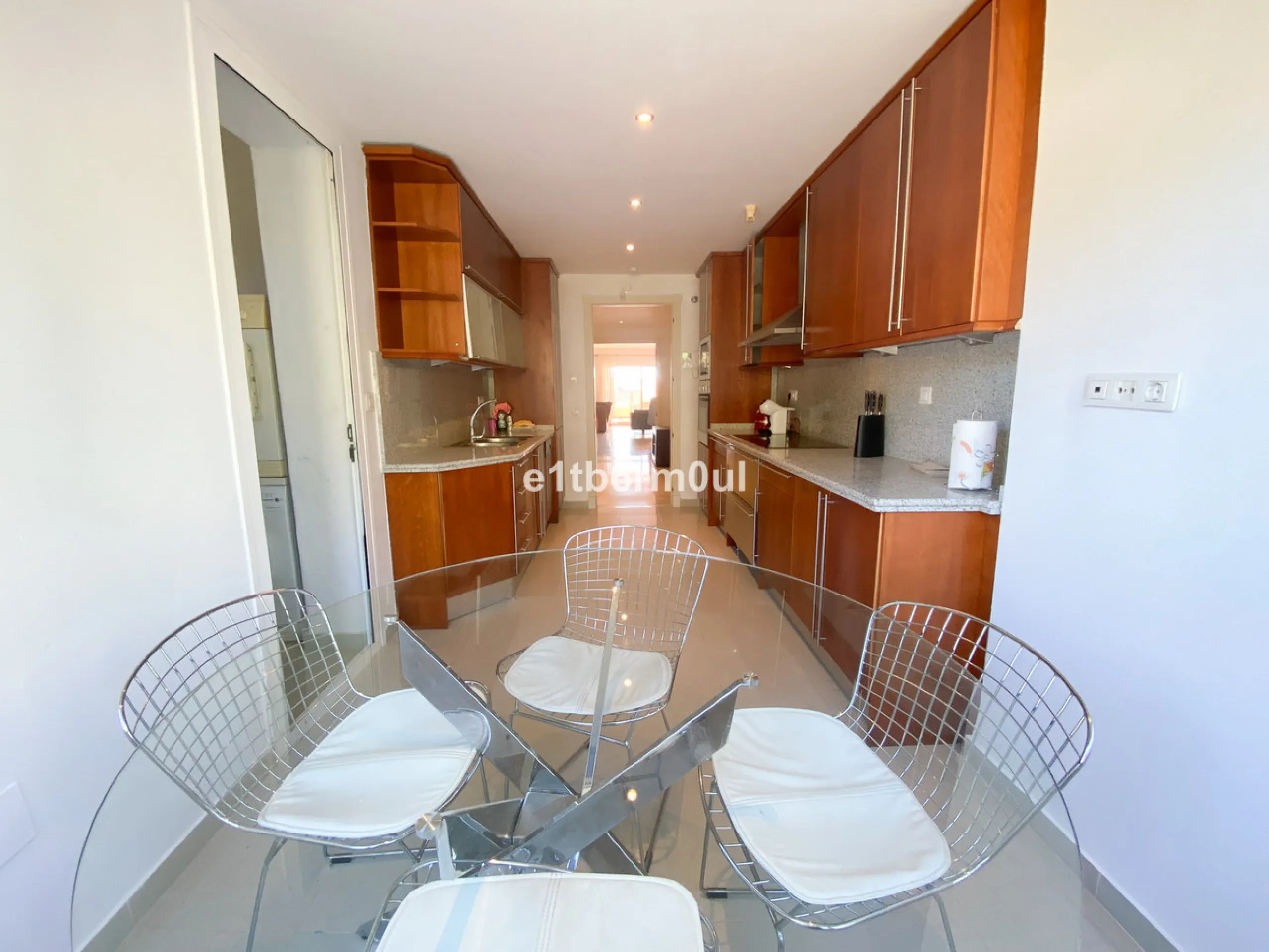 Fully secure gated community offering 24hr security, three outdoor pools, a gym, tennis court, and an indoor swimming pool. Surrounded by golf course in the Golf Valley of Nueva Andalucia this is a perfect apartment for a golf lover. The accommodation con