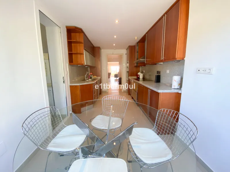 Fully secure gated community offering 24hr security, three outdoor pools, a gym, tennis court, and an indoor swimming pool. Surrounded by golf course in the Golf Valley of Nueva Andalucia this is a perfect apartment for a golf lover. The accommodation con