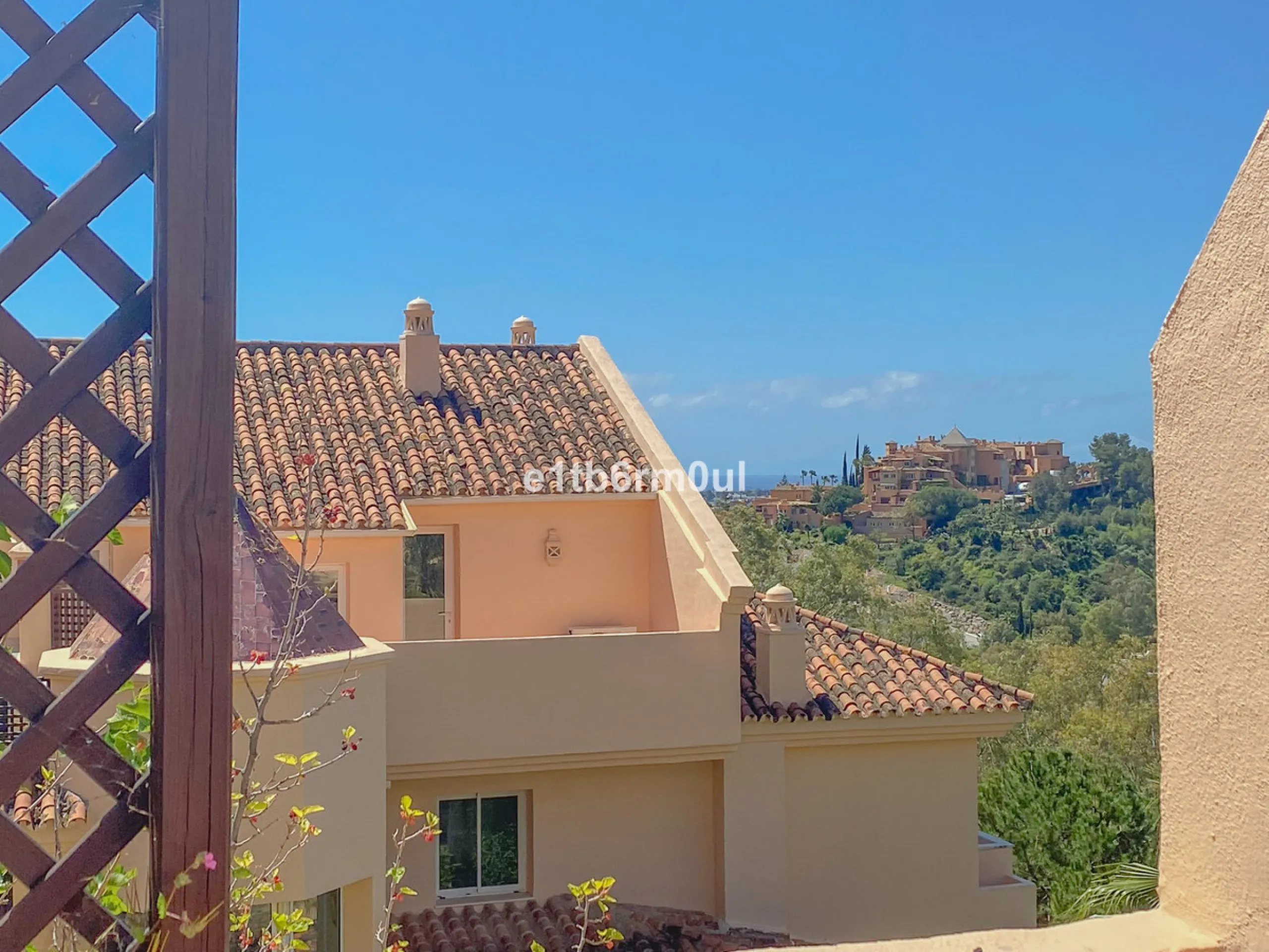 Fully secure gated community offering 24hr security, three outdoor pools, a gym, tennis court, and an indoor swimming pool. Surrounded by golf course in the Golf Valley of Nueva Andalucia this is a perfect apartment for a golf lover. The accommodation con