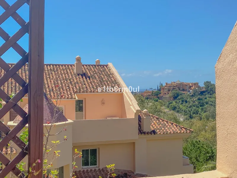 Fully secure gated community offering 24hr security, three outdoor pools, a gym, tennis court, and an indoor swimming pool. Surrounded by golf course in the Golf Valley of Nueva Andalucia this is a perfect apartment for a golf lover. The accommodation con