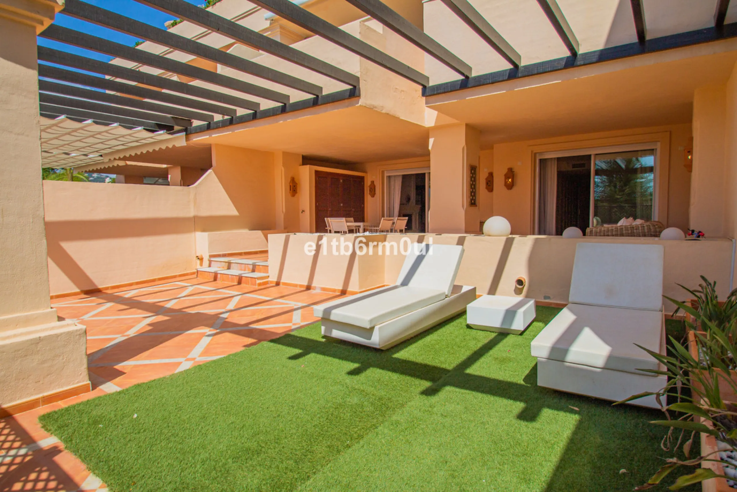 Fully secure gated community offering 24hr security, three outdoor pools, a gym, tennis court, and an indoor swimming pool. Surrounded by golf course in the Golf Valley of Nueva Andalucia this is a perfect apartment for a golf lover. The accommodation con