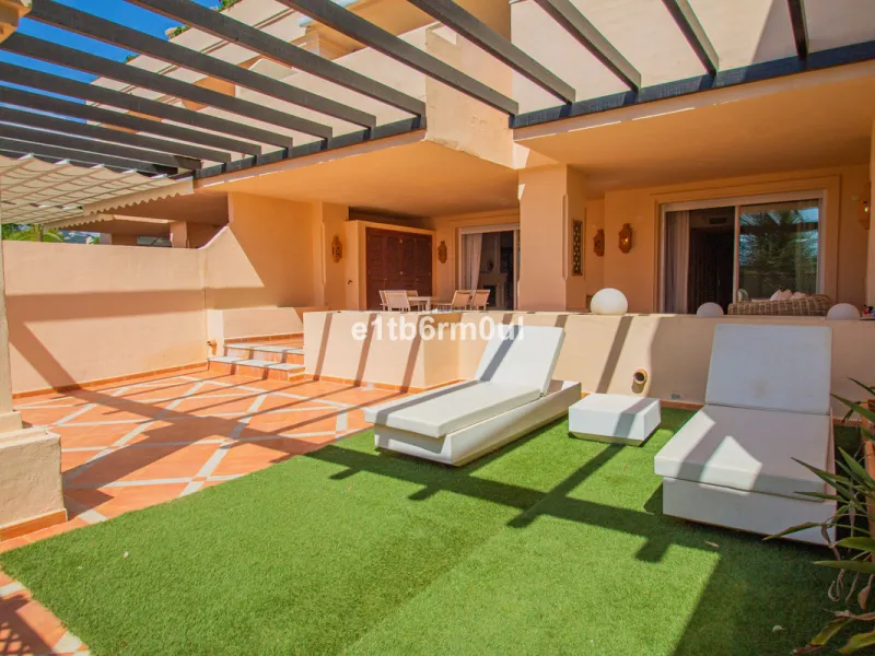 Fully secure gated community offering 24hr security, three outdoor pools, a gym, tennis court, and an indoor swimming pool. Surrounded by golf course in the Golf Valley of Nueva Andalucia this is a perfect apartment for a golf lover. The accommodation con
