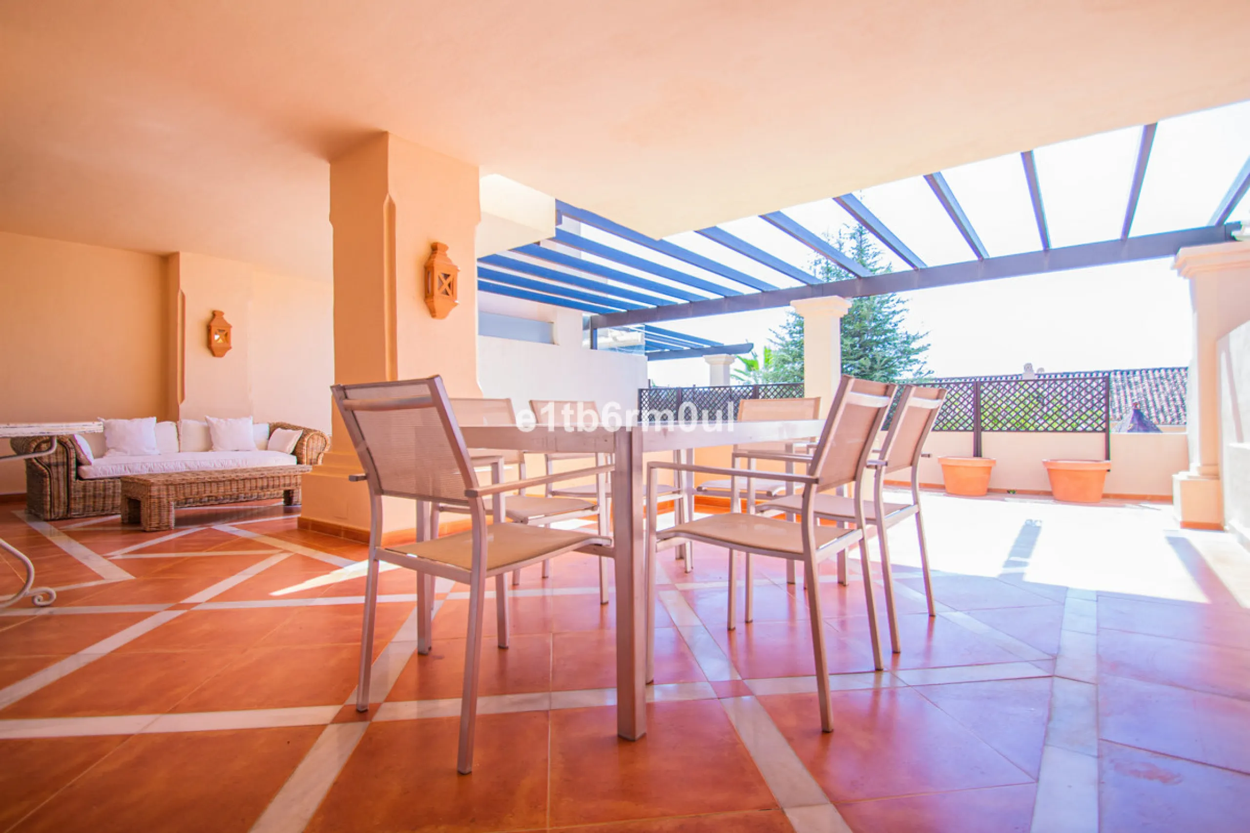 Fully secure gated community offering 24hr security, three outdoor pools, a gym, tennis court, and an indoor swimming pool. Surrounded by golf course in the Golf Valley of Nueva Andalucia this is a perfect apartment for a golf lover. The accommodation con