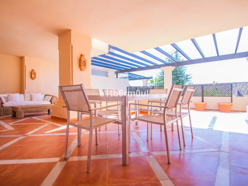 Fully secure gated community offering 24hr security, three outdoor pools, a gym, tennis court, and an indoor swimming pool. Surrounded by golf course in the Golf Valley of Nueva Andalucia this is a perfect apartment for a golf lover. The accommodation con