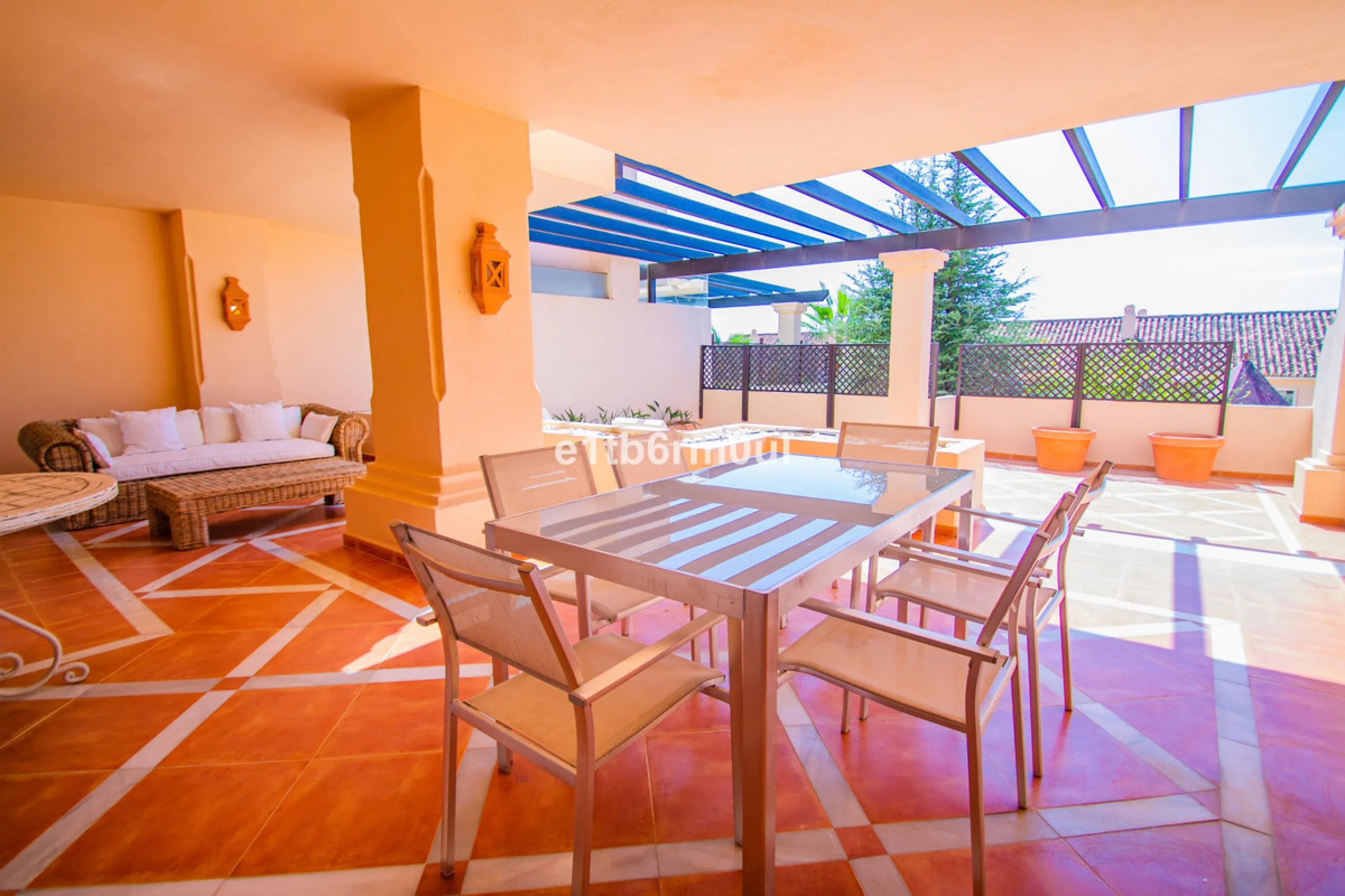 Fully secure gated community offering 24hr security, three outdoor pools, a gym, tennis court, and an indoor swimming pool. Surrounded by golf course in the Golf Valley of Nueva Andalucia this is a perfect apartment for a golf lover. The accommodation con