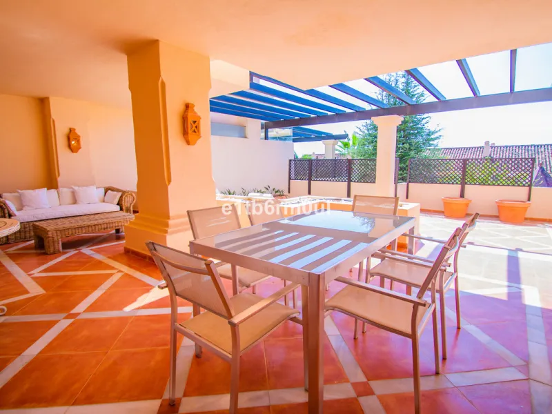 Fully secure gated community offering 24hr security, three outdoor pools, a gym, tennis court, and an indoor swimming pool. Surrounded by golf course in the Golf Valley of Nueva Andalucia this is a perfect apartment for a golf lover. The accommodation con