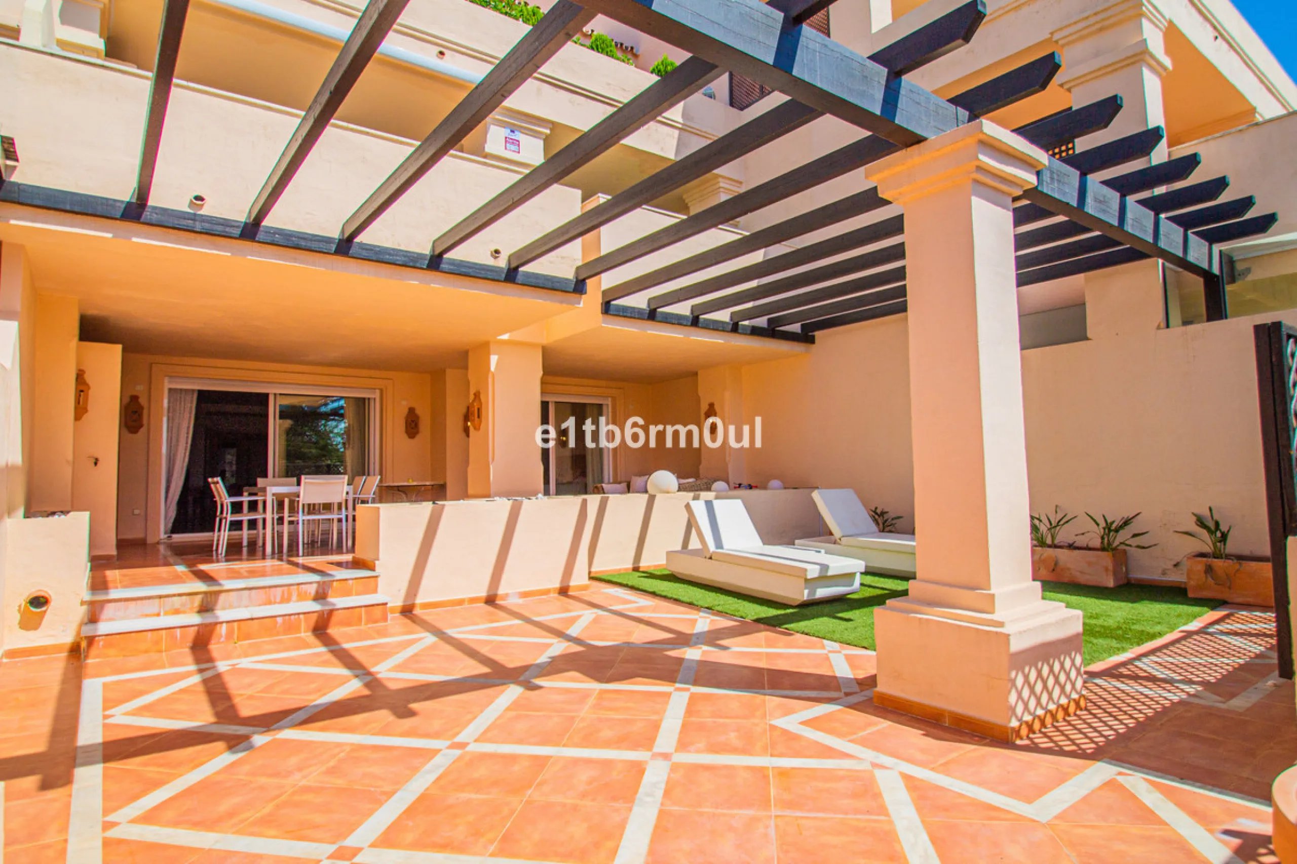 Fully secure gated community offering 24hr security, three outdoor pools, a gym, tennis court, and an indoor swimming pool. Surrounded by golf course in the Golf Valley of Nueva Andalucia this is a perfect apartment for a golf lover. The accommodation con