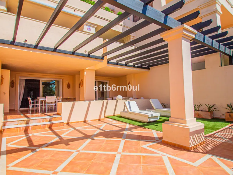 Fully secure gated community offering 24hr security, three outdoor pools, a gym, tennis court, and an indoor swimming pool. Surrounded by golf course in the Golf Valley of Nueva Andalucia this is a perfect apartment for a golf lover. The accommodation con