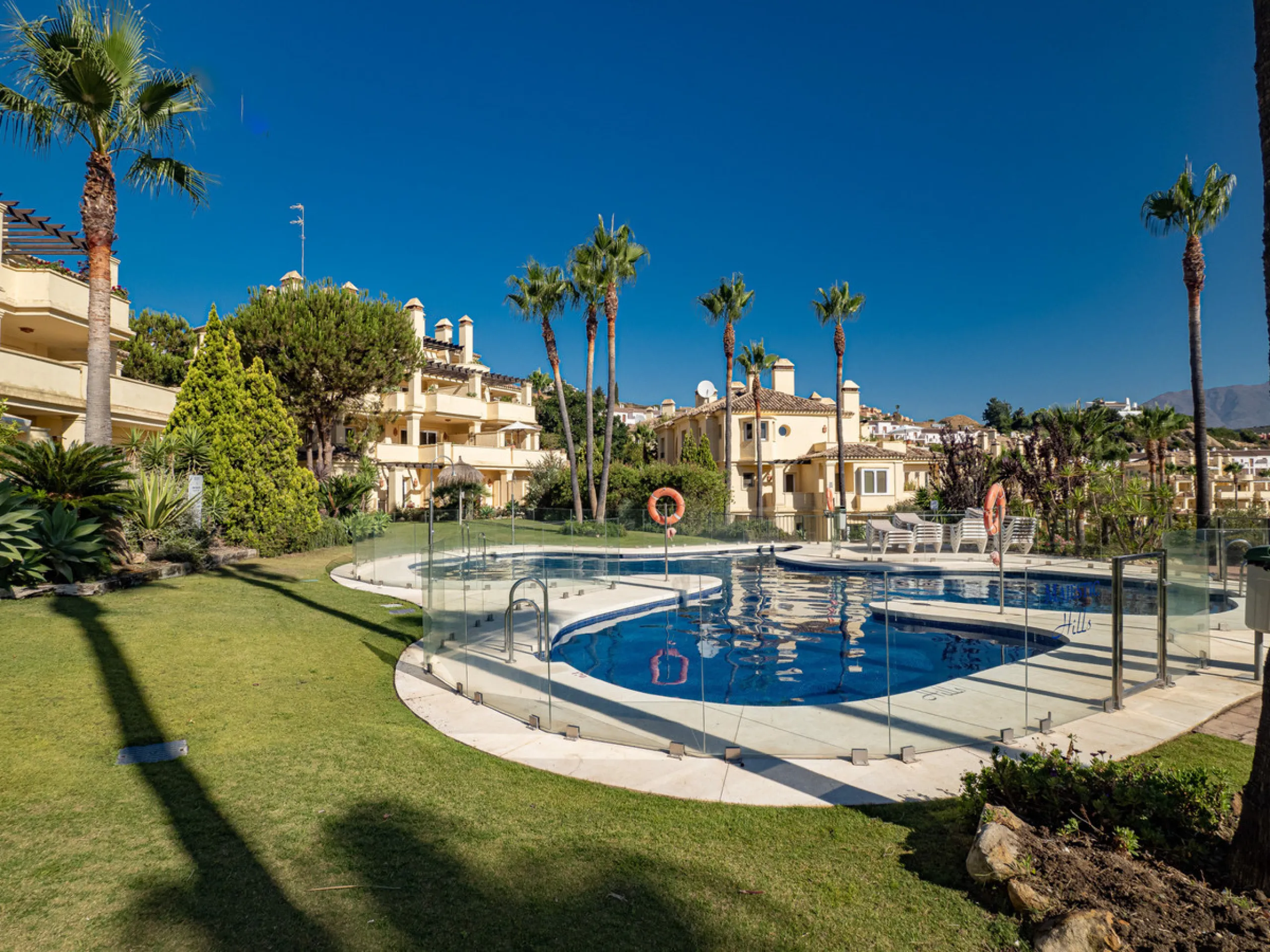 Large, three-bedroom penthouse with impressive countryside and sea views, located within walking distance of the beach in Casares Costa, in the well-maintained and luxurious community of Majestic Hills.