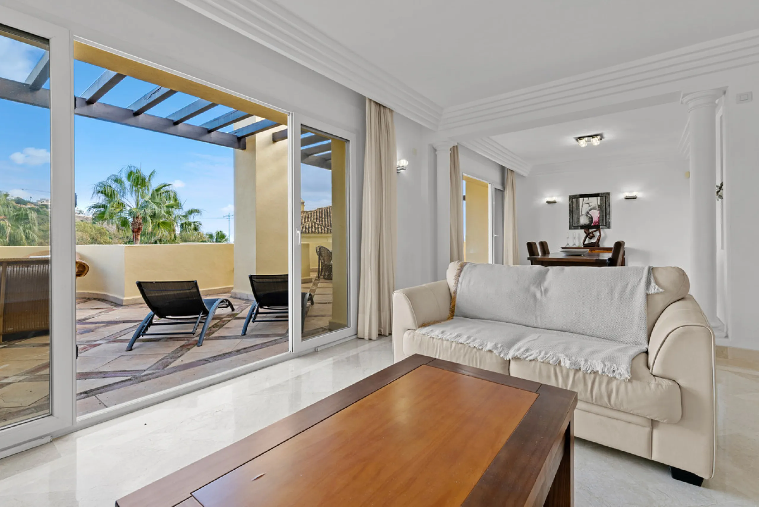 Large, three-bedroom penthouse with impressive countryside and sea views, located within walking distance of the beach in Casares Costa, in the well-maintained and luxurious community of Majestic Hills.