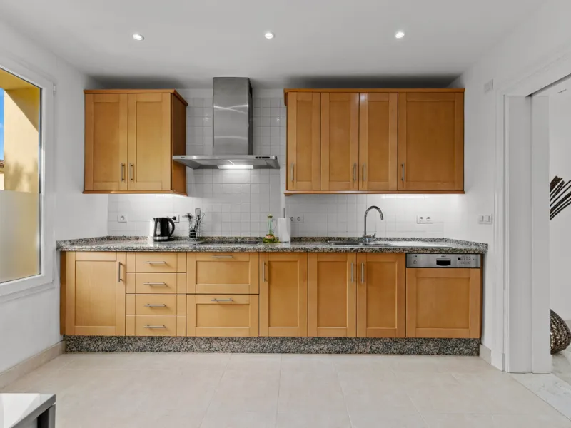 Large, three-bedroom penthouse with impressive countryside and sea views, located within walking distance of the beach in Casares Costa, in the well-maintained and luxurious community of Majestic Hills.