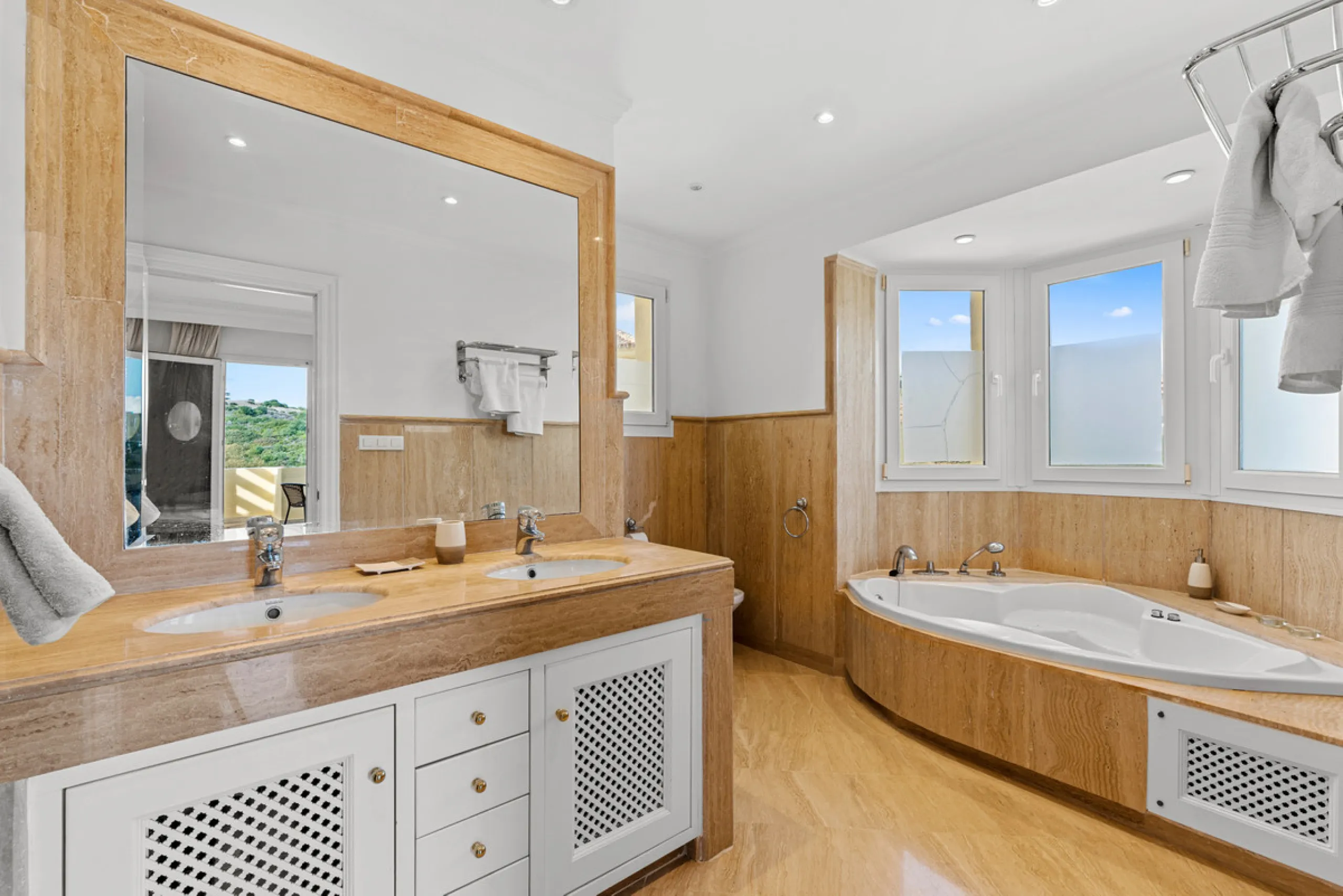 Large, three-bedroom penthouse with impressive countryside and sea views, located within walking distance of the beach in Casares Costa, in the well-maintained and luxurious community of Majestic Hills.