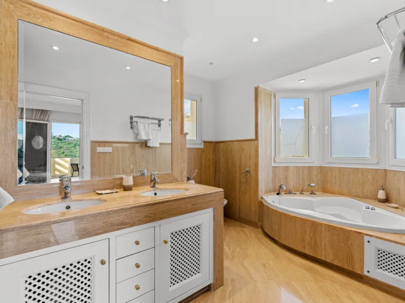 Large, three-bedroom penthouse with impressive countryside and sea views, located within walking distance of the beach in Casares Costa, in the well-maintained and luxurious community of Majestic Hills.
