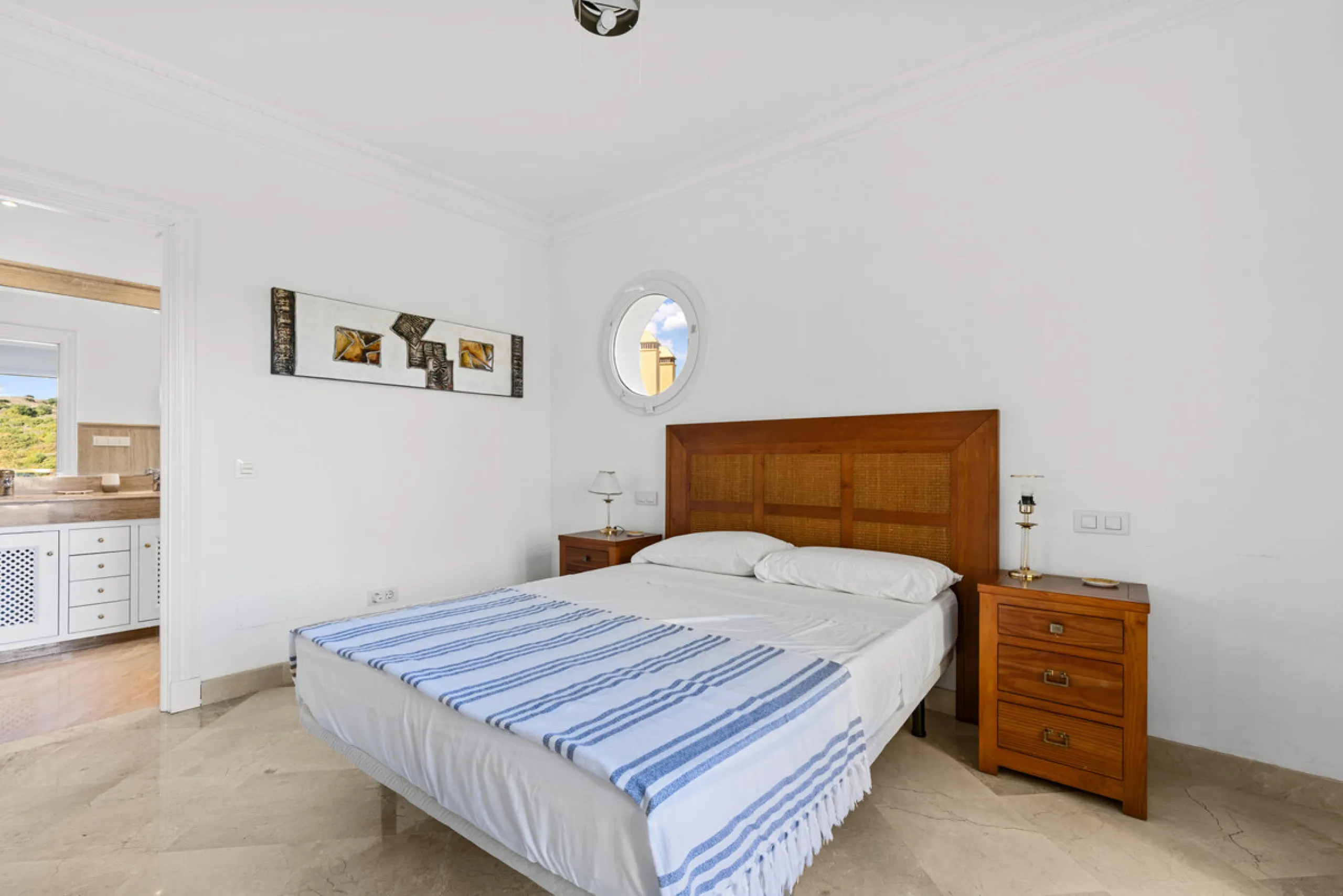 Large, three-bedroom penthouse with impressive countryside and sea views, located within walking distance of the beach in Casares Costa, in the well-maintained and luxurious community of Majestic Hills.