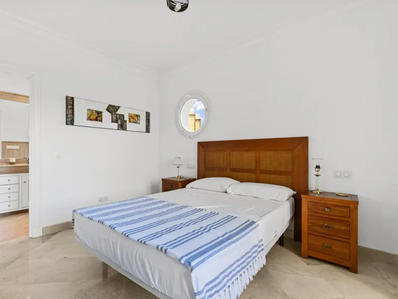 Large, three-bedroom penthouse with impressive countryside and sea views, located within walking distance of the beach in Casares Costa, in the well-maintained and luxurious community of Majestic Hills.