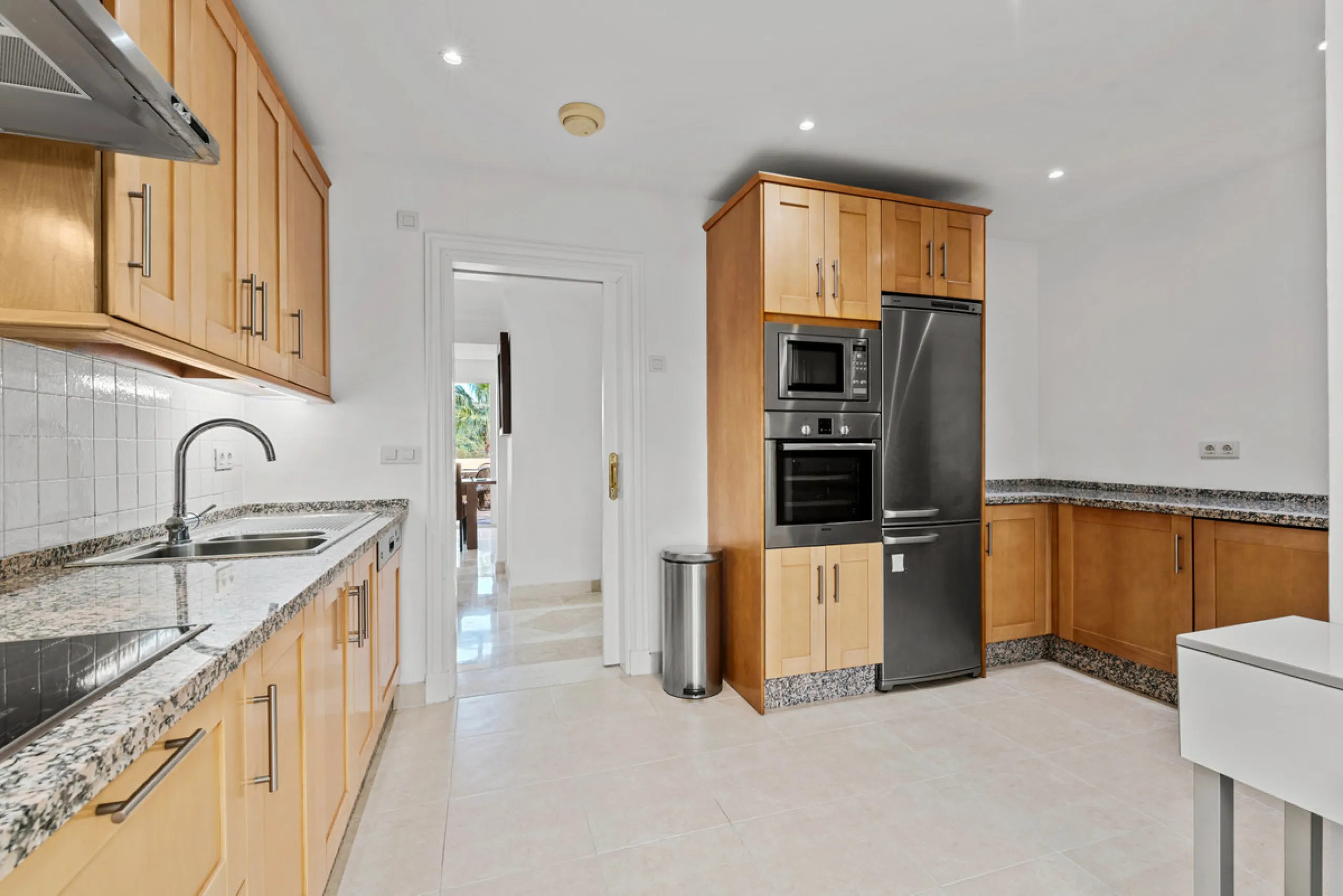 Large, three-bedroom penthouse with impressive countryside and sea views, located within walking distance of the beach in Casares Costa, in the well-maintained and luxurious community of Majestic Hills.
