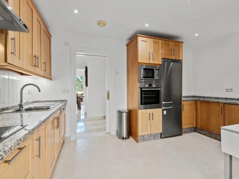 Large, three-bedroom penthouse with impressive countryside and sea views, located within walking distance of the beach in Casares Costa, in the well-maintained and luxurious community of Majestic Hills.